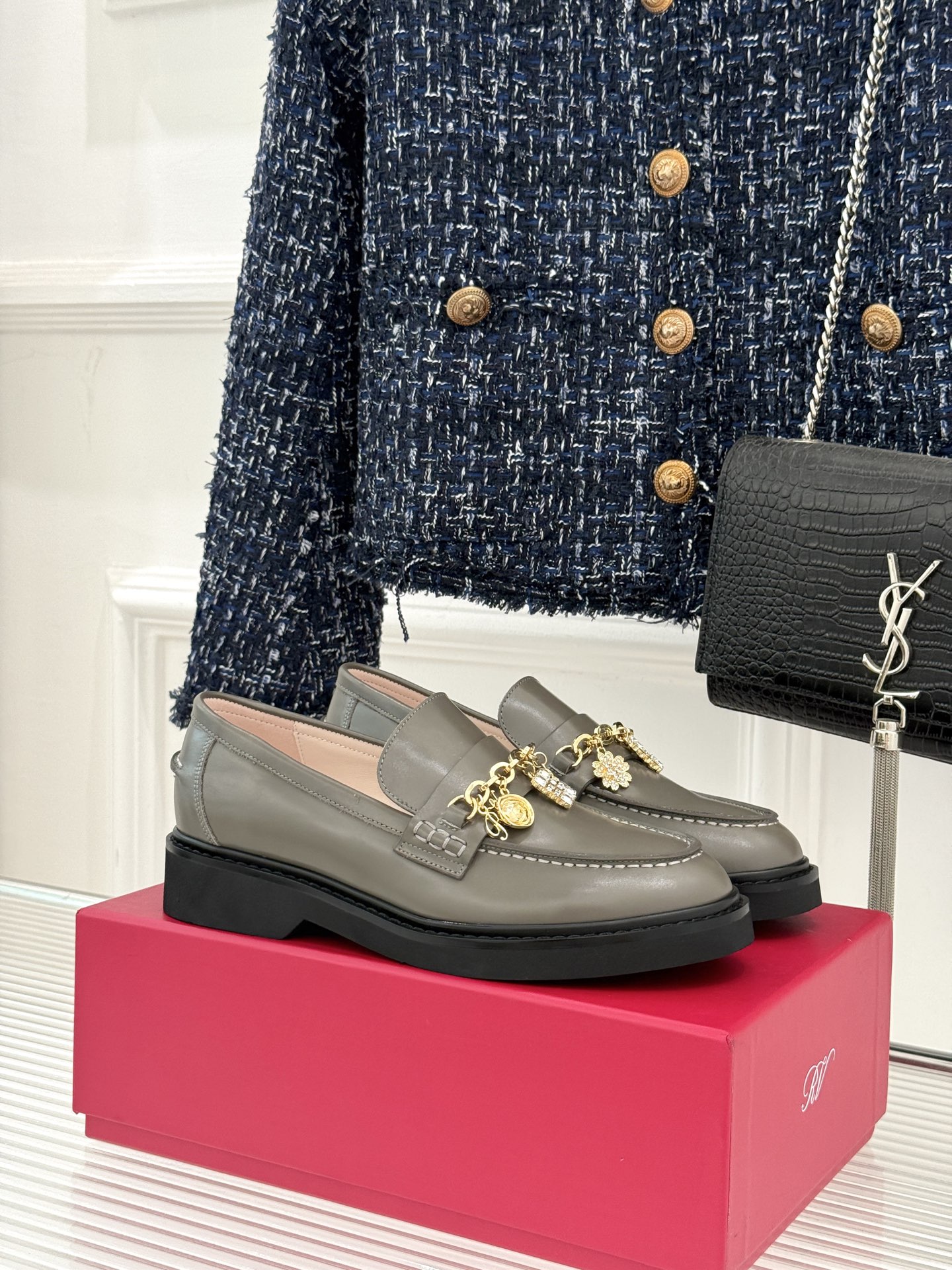
Roger Vivier/ RV25ss新品水钻链条乐福鞋
这绝对是你鞋柜中不可缺少的时髦担当。
经典