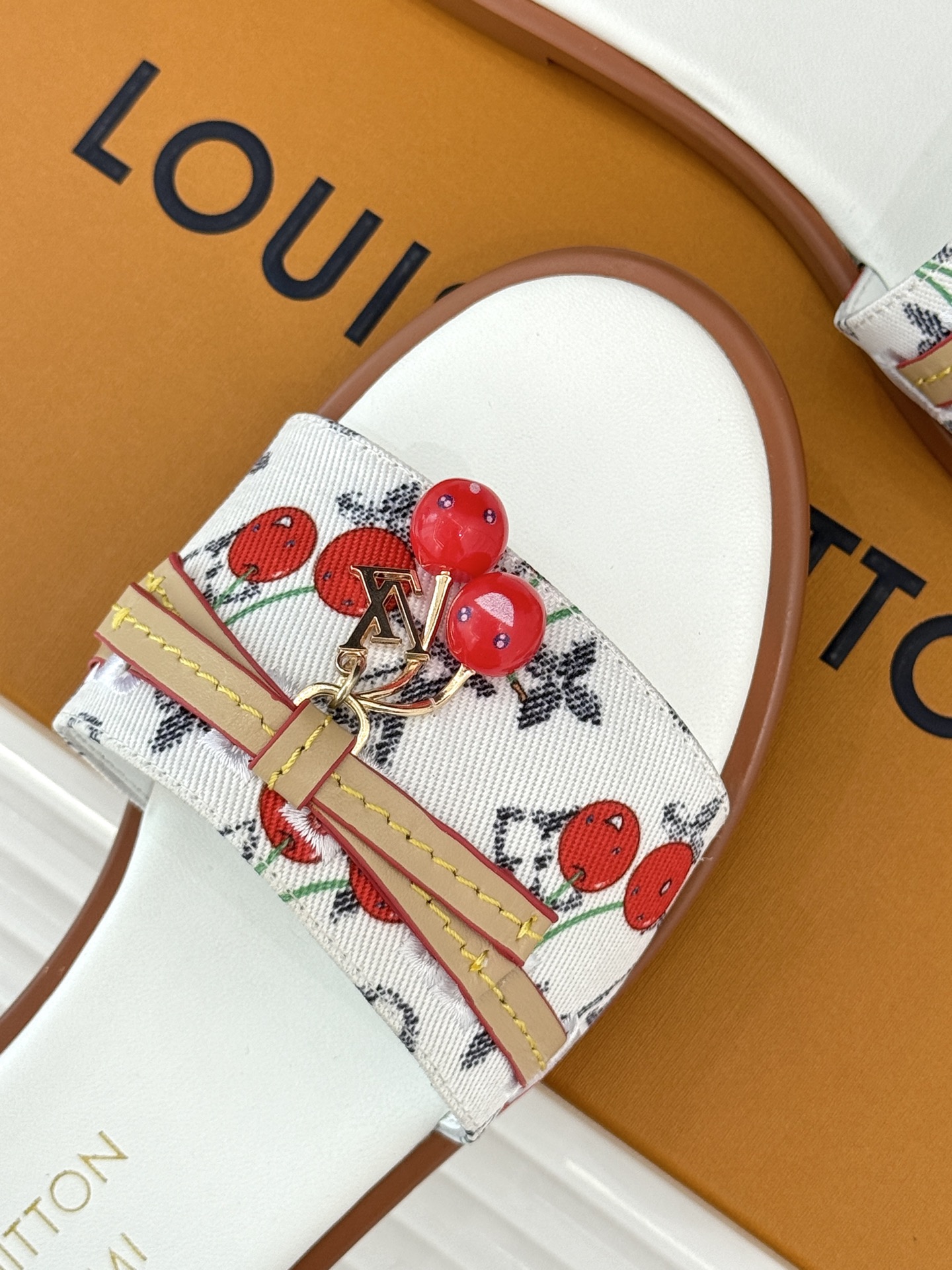 
L*V驴牌25ss春夏新品樱桃系列🍒
平底拖鞋
樱桃系列简直这个夏天量身定制的宝藏单品
谁懂啊！一看到