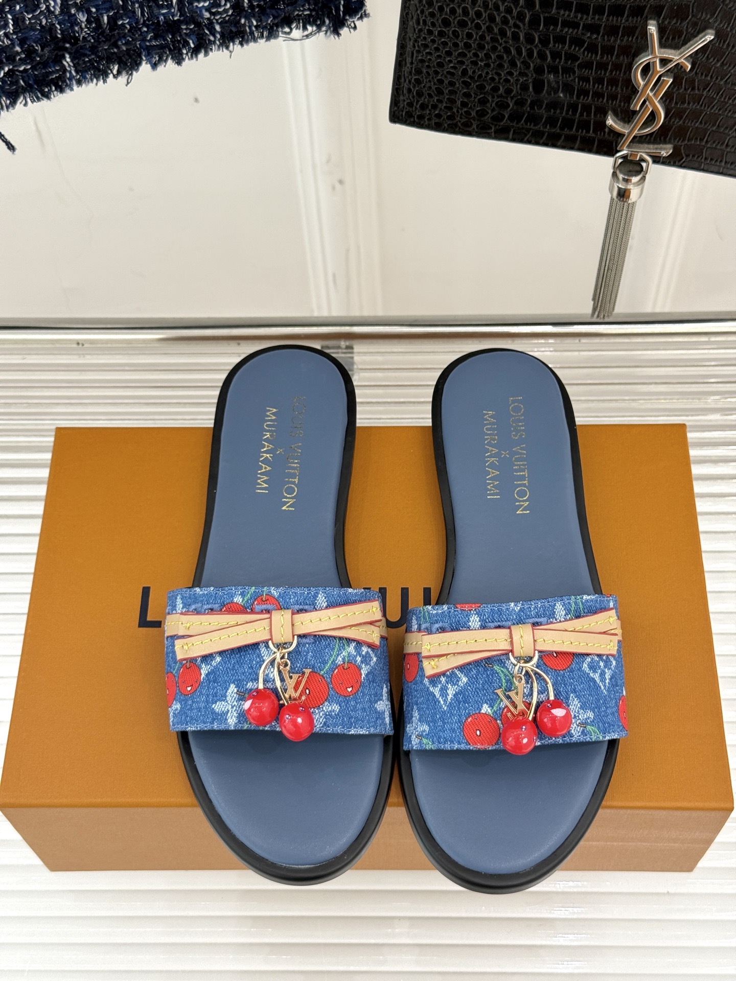 
L*V驴牌25ss春夏新品樱桃系列🍒
平底拖鞋
樱桃系列简直这个夏天量身定制的宝藏单品
谁懂啊！一看到