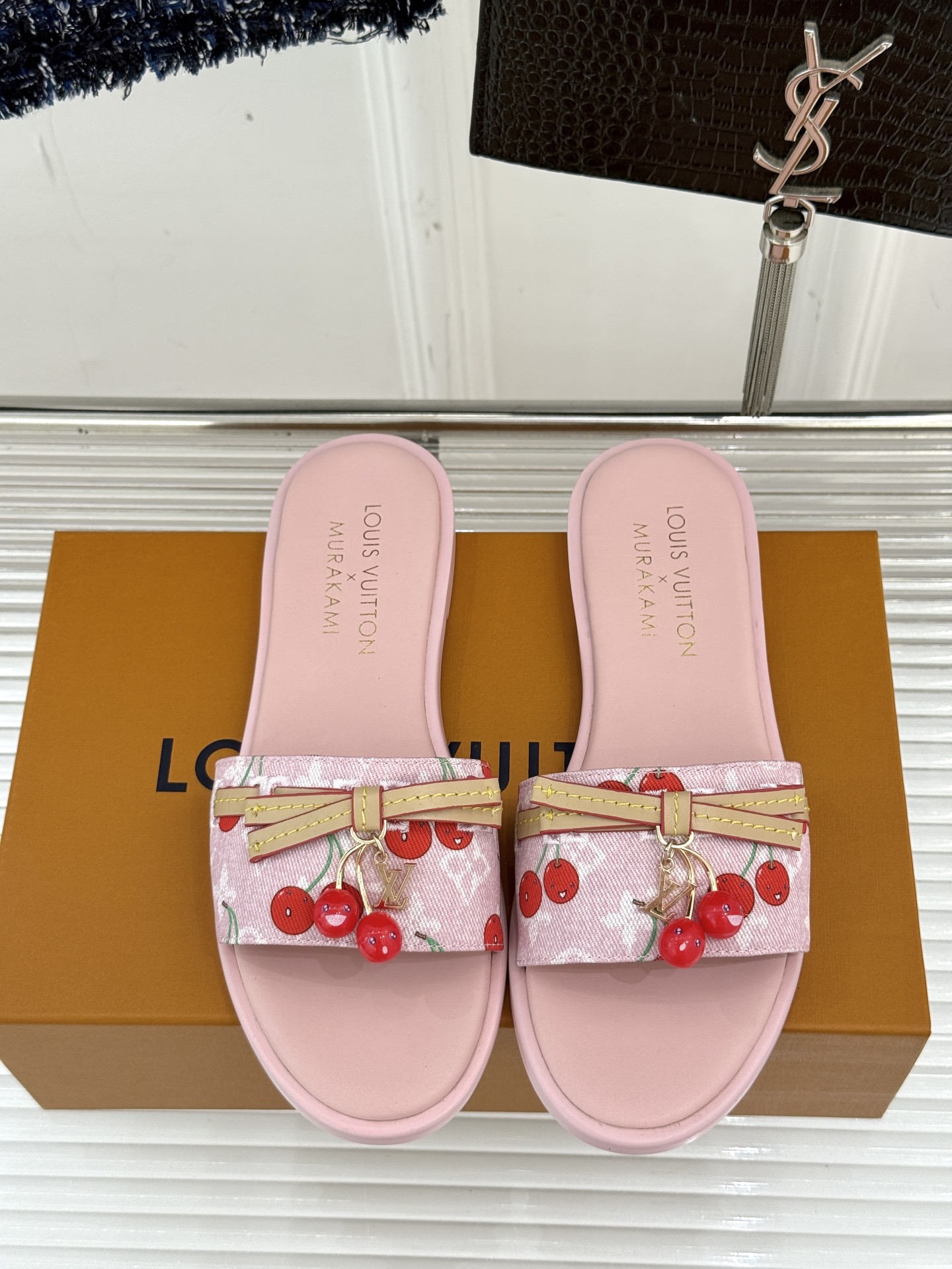 
L*V驴牌25ss春夏新品樱桃系列🍒
平底拖鞋
樱桃系列简直这个夏天量身定制的宝藏单品
谁懂啊！一看到