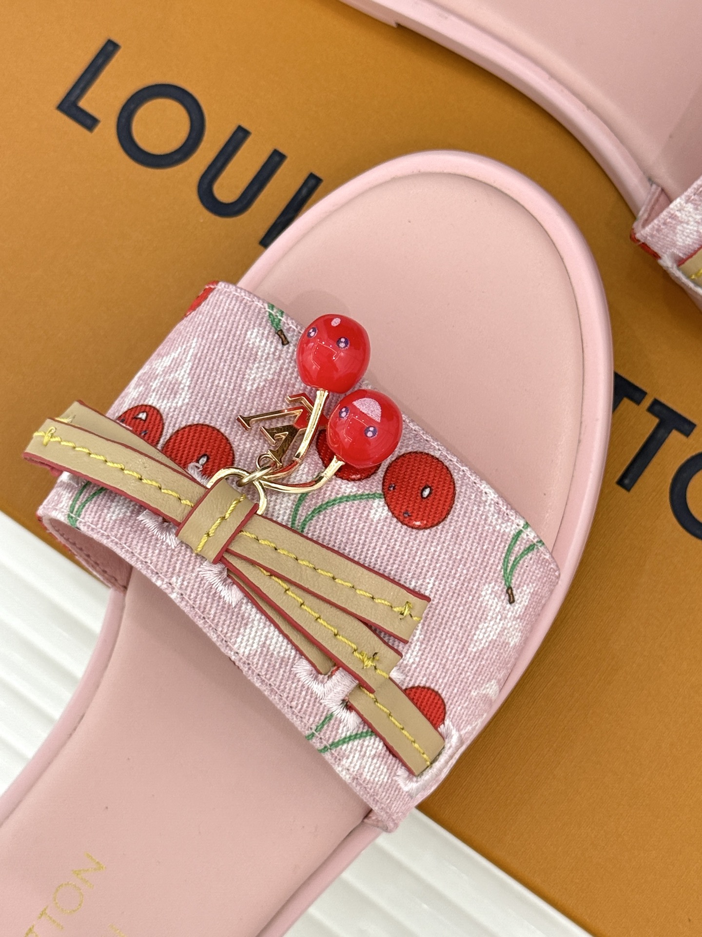 
L*V驴牌25ss春夏新品樱桃系列🍒
平底拖鞋
樱桃系列简直这个夏天量身定制的宝藏单品
谁懂啊！一看到