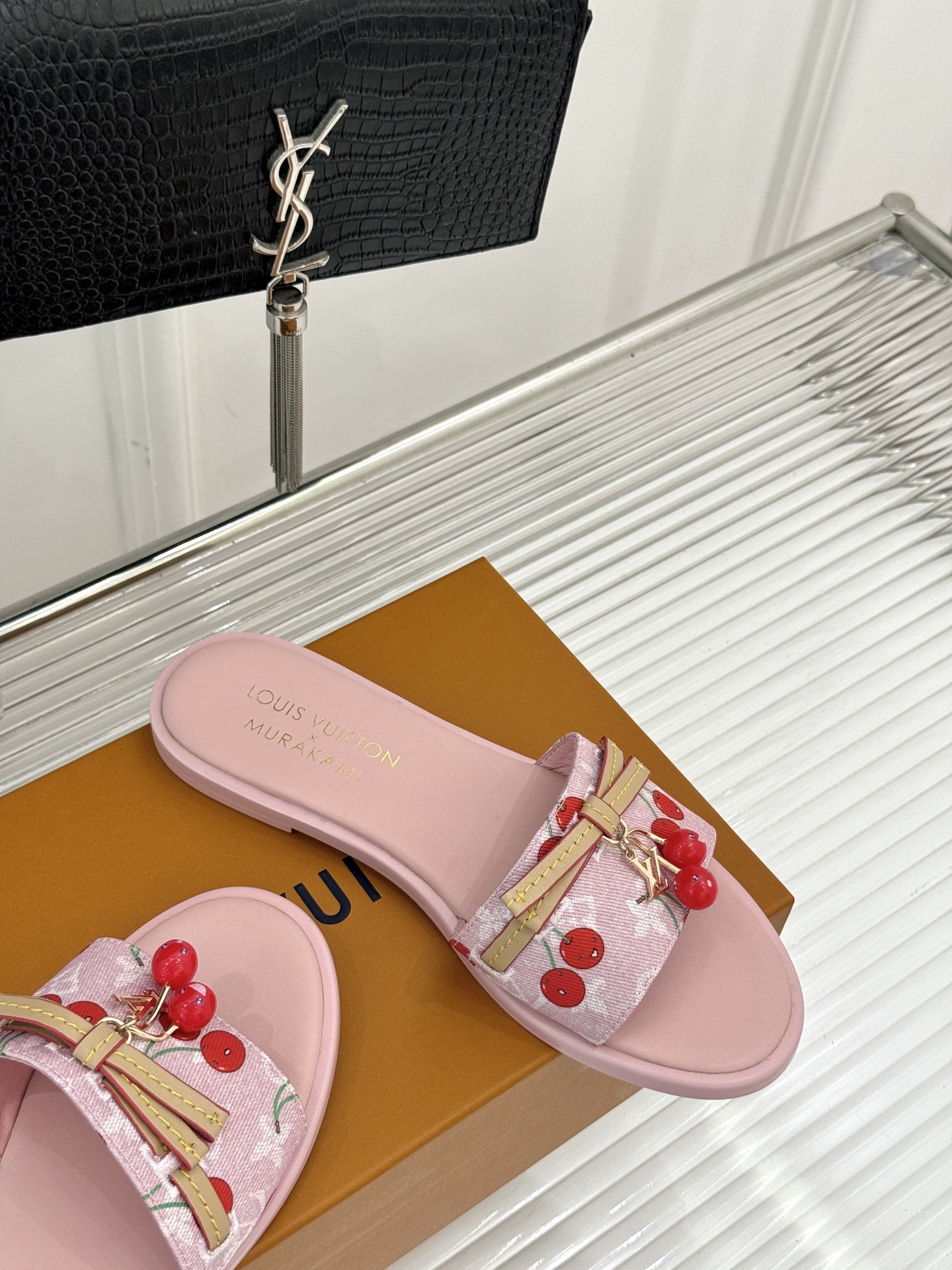 
L*V驴牌25ss春夏新品樱桃系列🍒
平底拖鞋
樱桃系列简直这个夏天量身定制的宝藏单品
谁懂啊！一看到