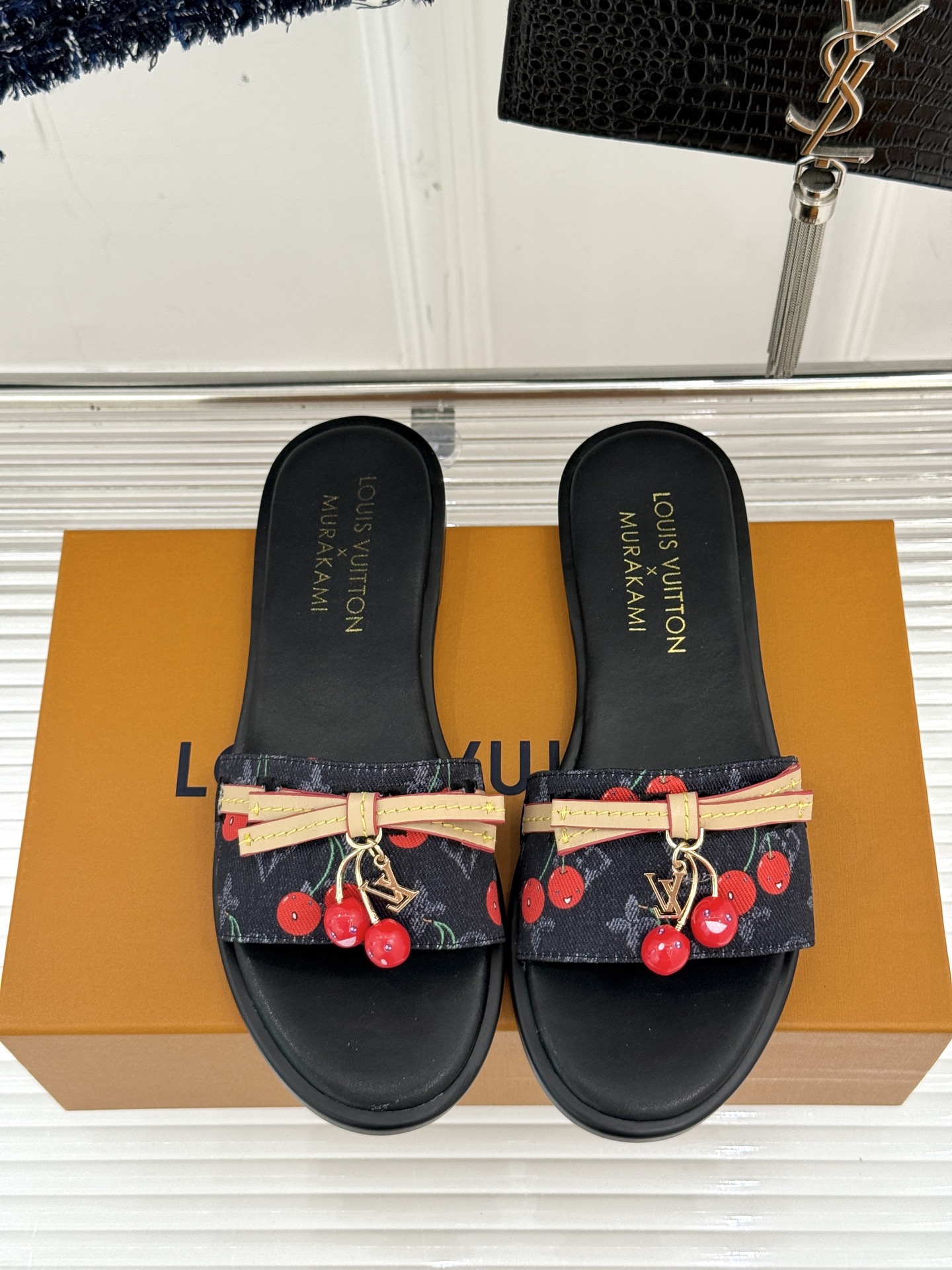 
L*V驴牌25ss春夏新品樱桃系列🍒
平底拖鞋
樱桃系列简直这个夏天量身定制的宝藏单品
谁懂啊！一看到