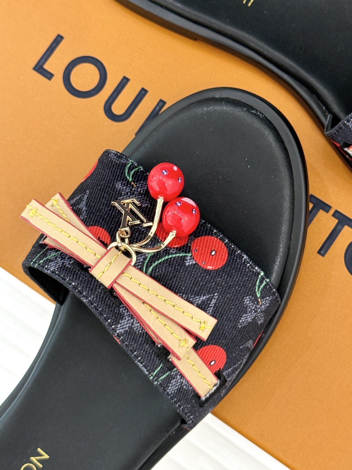 
L*V驴牌25ss春夏新品樱桃系列🍒
平底拖鞋
樱桃系列简直这个夏天量身定制的宝藏单品
谁懂啊！一看到