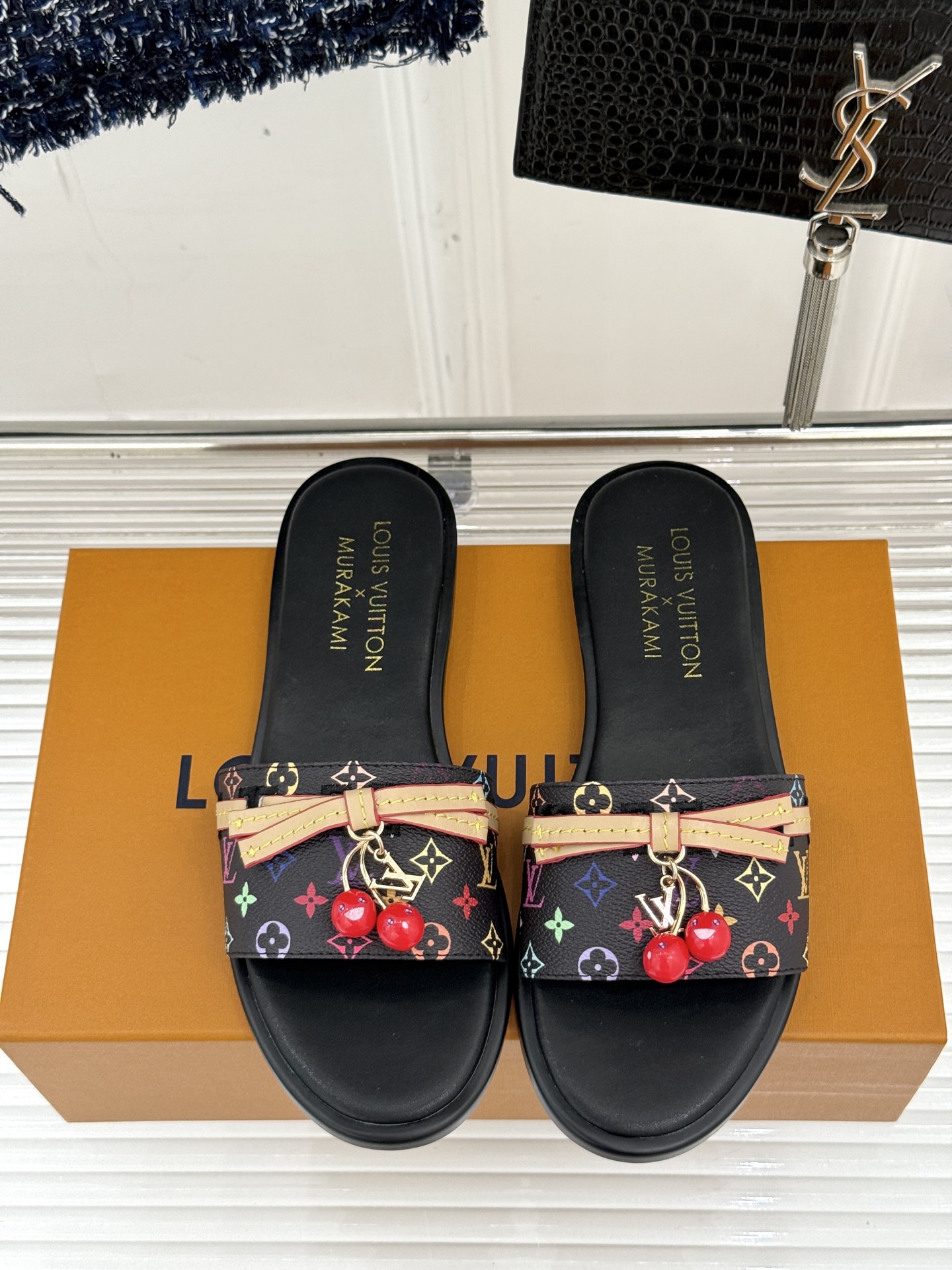 
L*V驴牌25ss春夏新品樱桃系列🍒
平底拖鞋
樱桃系列简直这个夏天量身定制的宝藏单品
谁懂啊！一看到