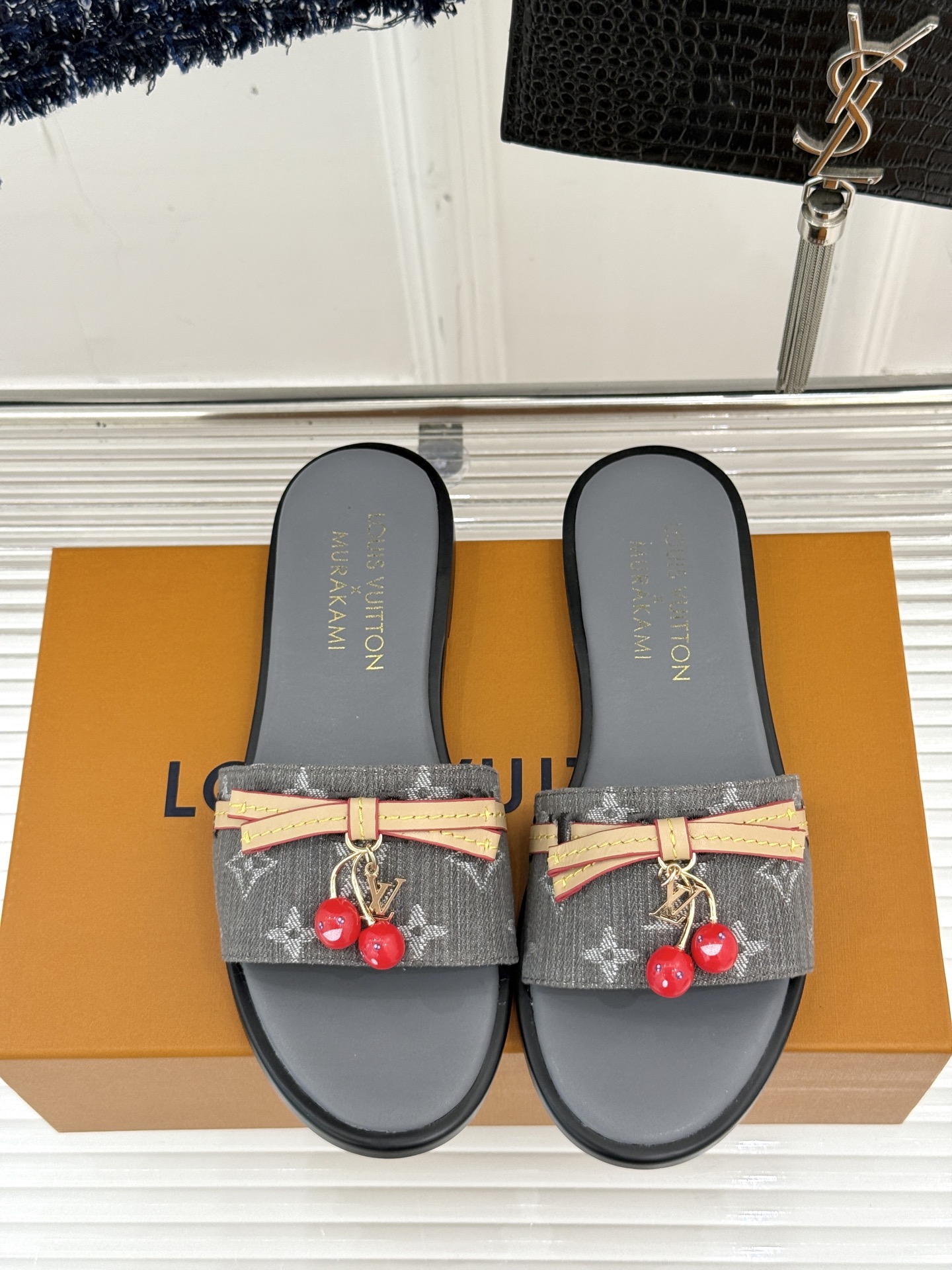 
L*V驴牌25ss春夏新品樱桃系列🍒
平底拖鞋
樱桃系列简直这个夏天量身定制的宝藏单品
谁懂啊！一看到