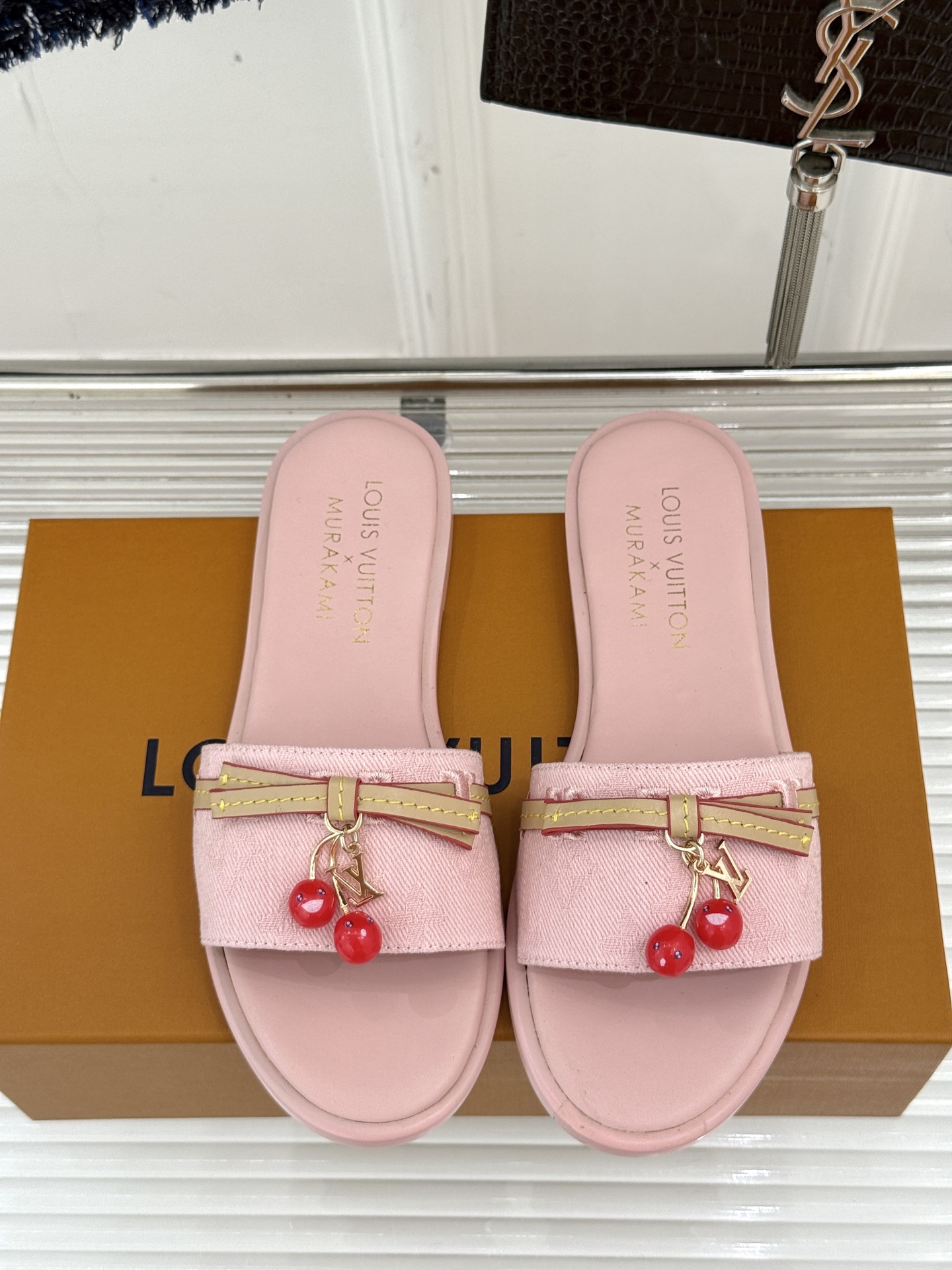 
L*V驴牌25ss春夏新品樱桃系列🍒
平底拖鞋
樱桃系列简直这个夏天量身定制的宝藏单品
谁懂啊！一看到