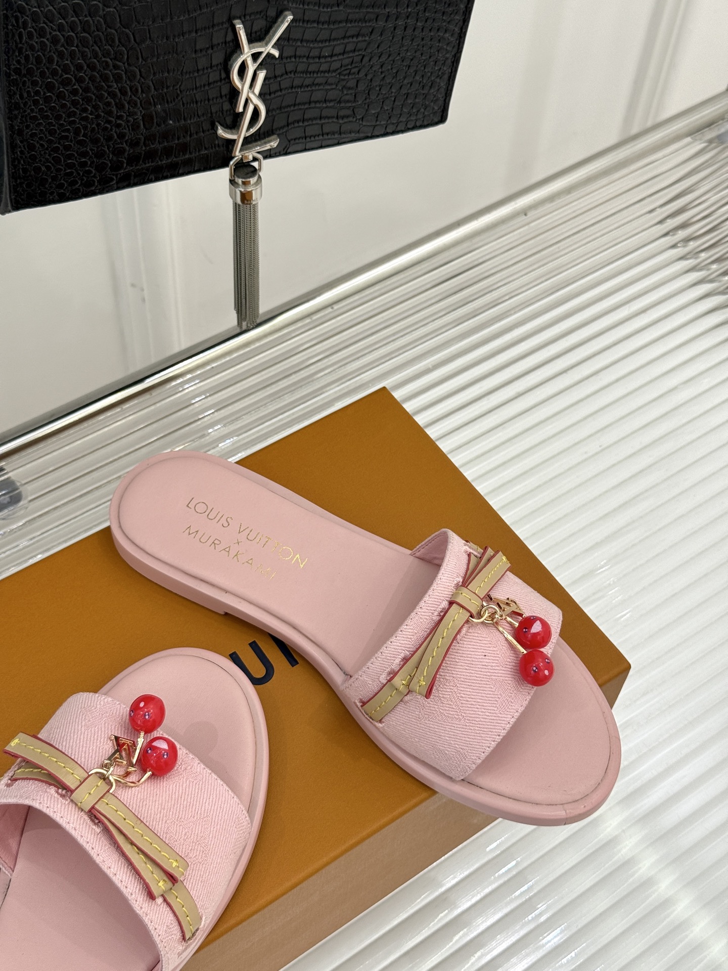 
L*V驴牌25ss春夏新品樱桃系列🍒
平底拖鞋
樱桃系列简直这个夏天量身定制的宝藏单品
谁懂啊！一看到