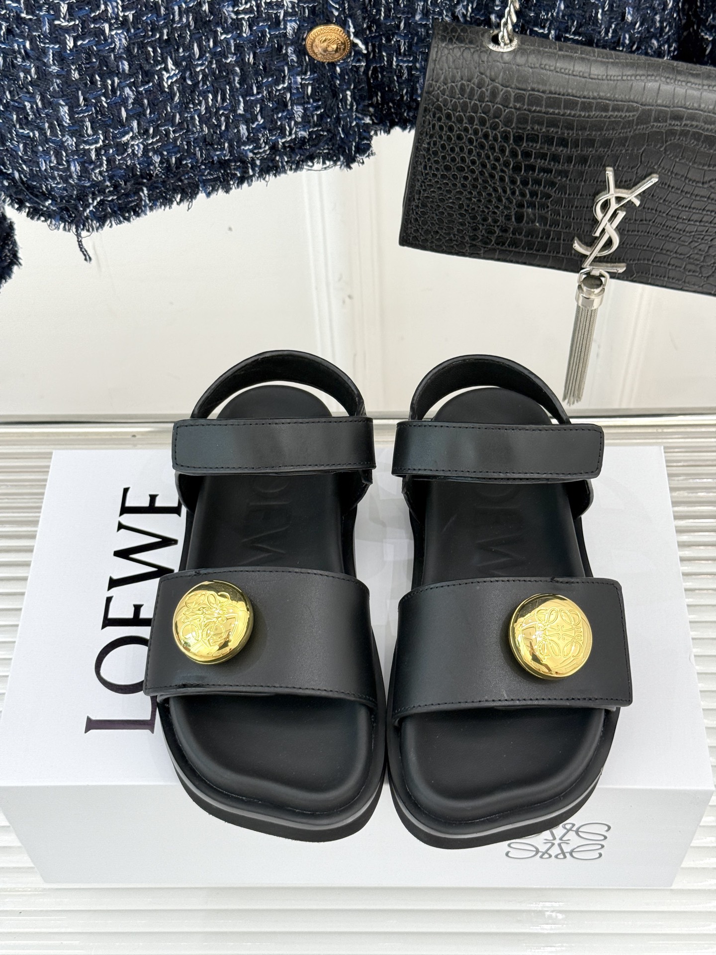 
Loewe/罗意威25ss春夏新品
休闲凉鞋
夏日松弛感 被这双凉鞋拿捏住啦✨
简直是时尚与舒适兼得的