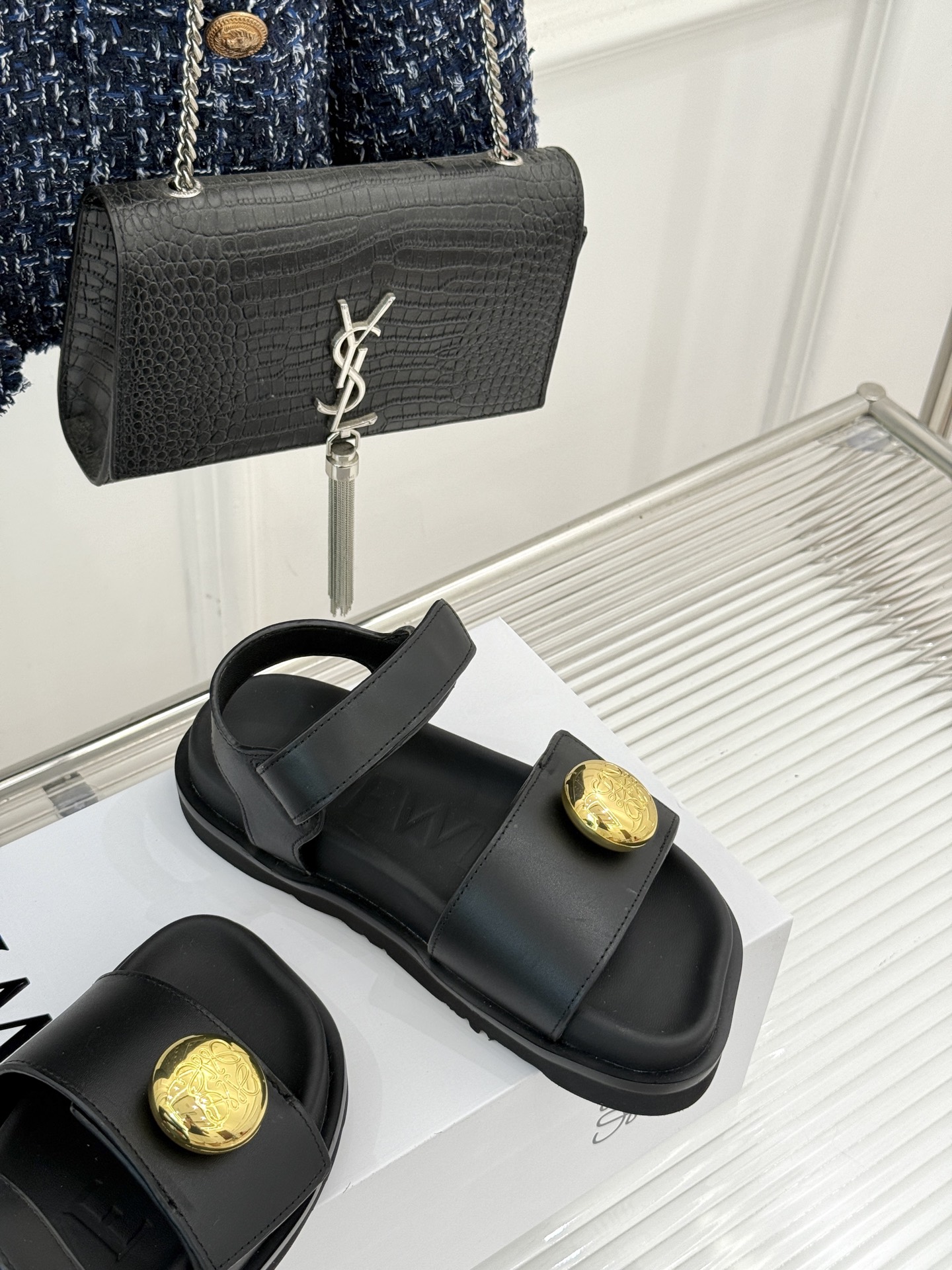 
Loewe/罗意威25ss春夏新品
休闲凉鞋
夏日松弛感 被这双凉鞋拿捏住啦✨
简直是时尚与舒适兼得的