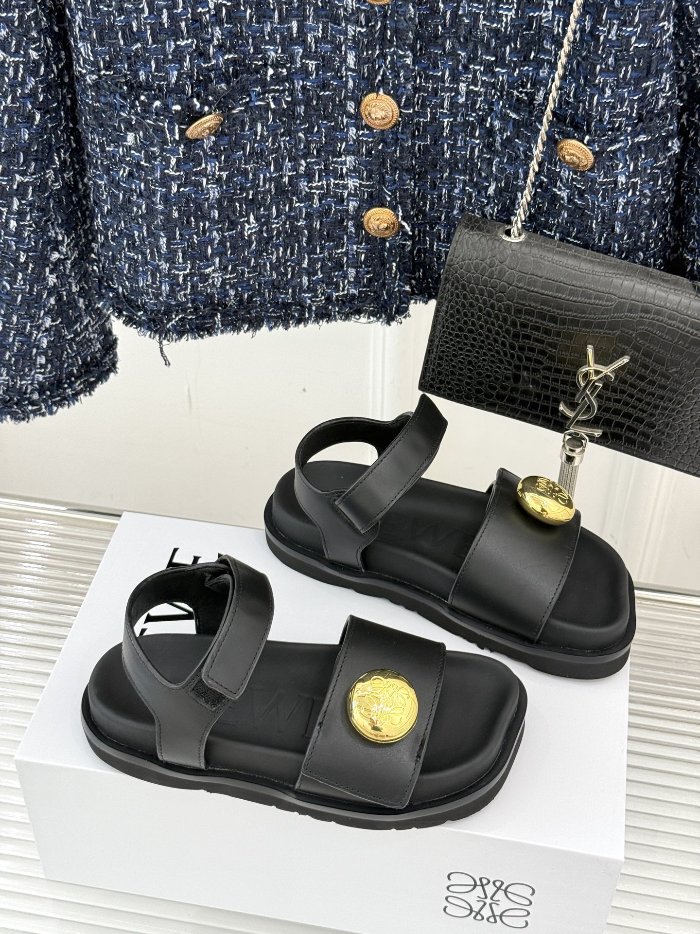 
Loewe/罗意威25ss春夏新品
休闲凉鞋
夏日松弛感 被这双凉鞋拿捏住啦✨
简直是时尚与舒适兼得的
