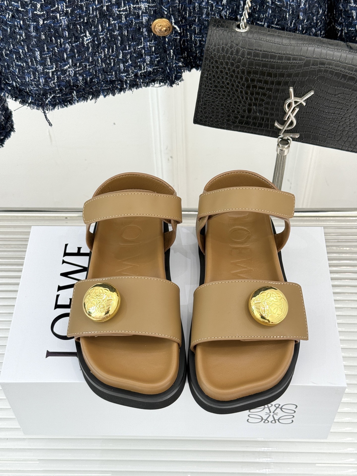 
Loewe/罗意威25ss春夏新品
休闲凉鞋
夏日松弛感 被这双凉鞋拿捏住啦✨
简直是时尚与舒适兼得的