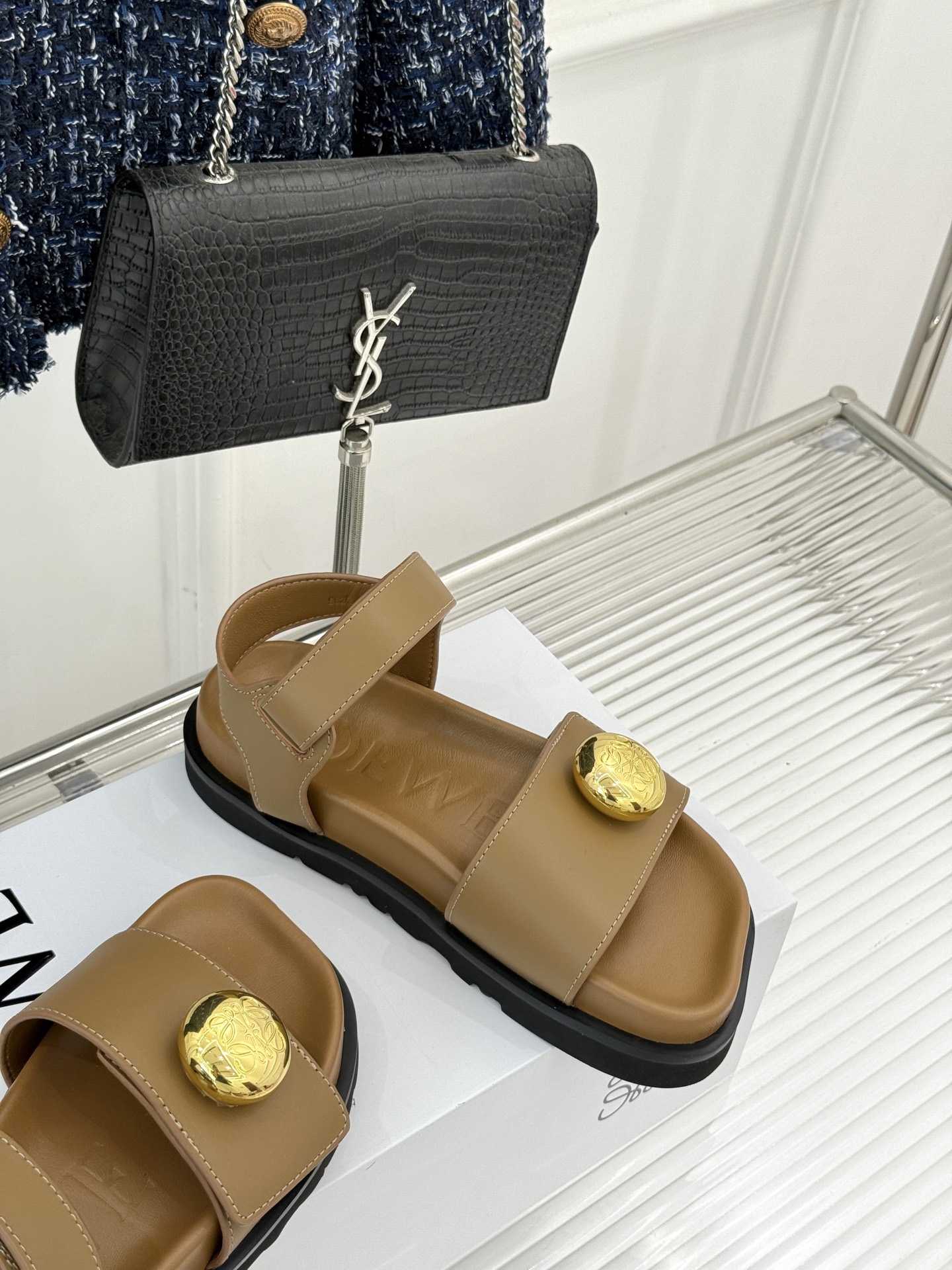 
Loewe/罗意威25ss春夏新品
休闲凉鞋
夏日松弛感 被这双凉鞋拿捏住啦✨
简直是时尚与舒适兼得的
