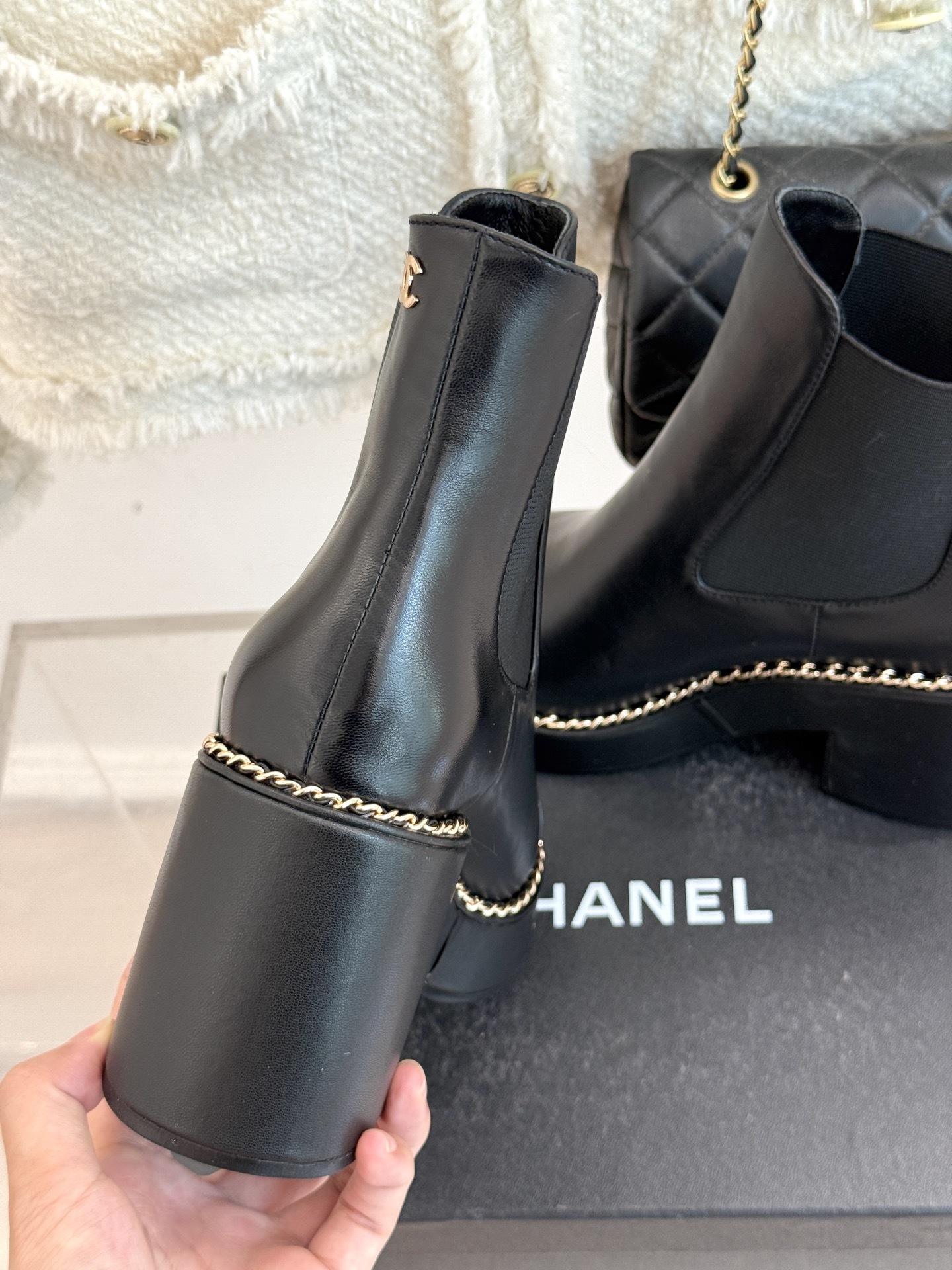CHANE*|小香25A秋冬新品拼色链条双C
切尔西粗跟短靴
这双切尔西短靴简直是时尚圈的“梦中情靴”