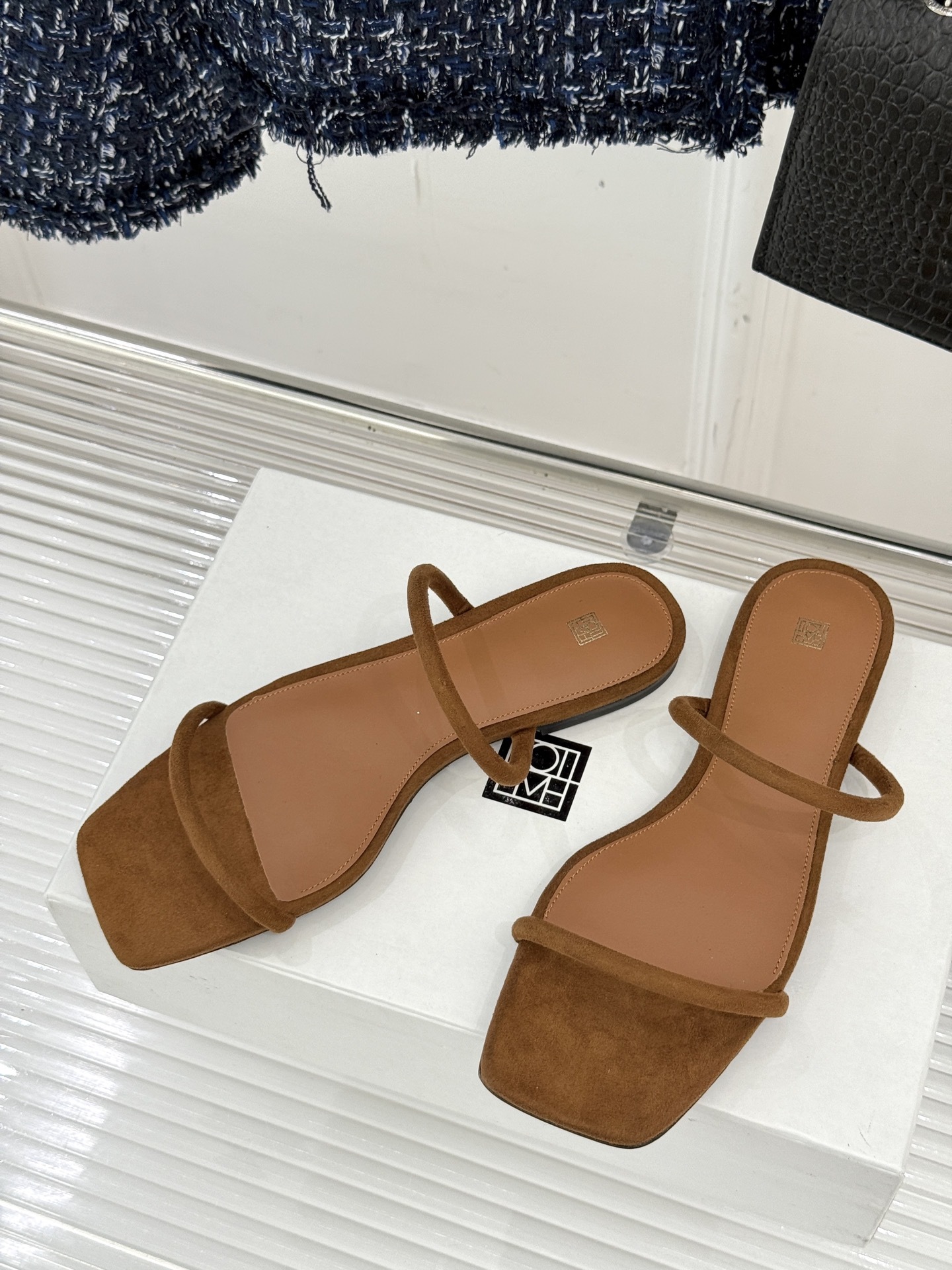 Toteme25WF春夏新品方跟一字带头猫拖鞋
这双拖鞋把清冷感与松弛感狠狠拿捏住了!
方头设计复古又