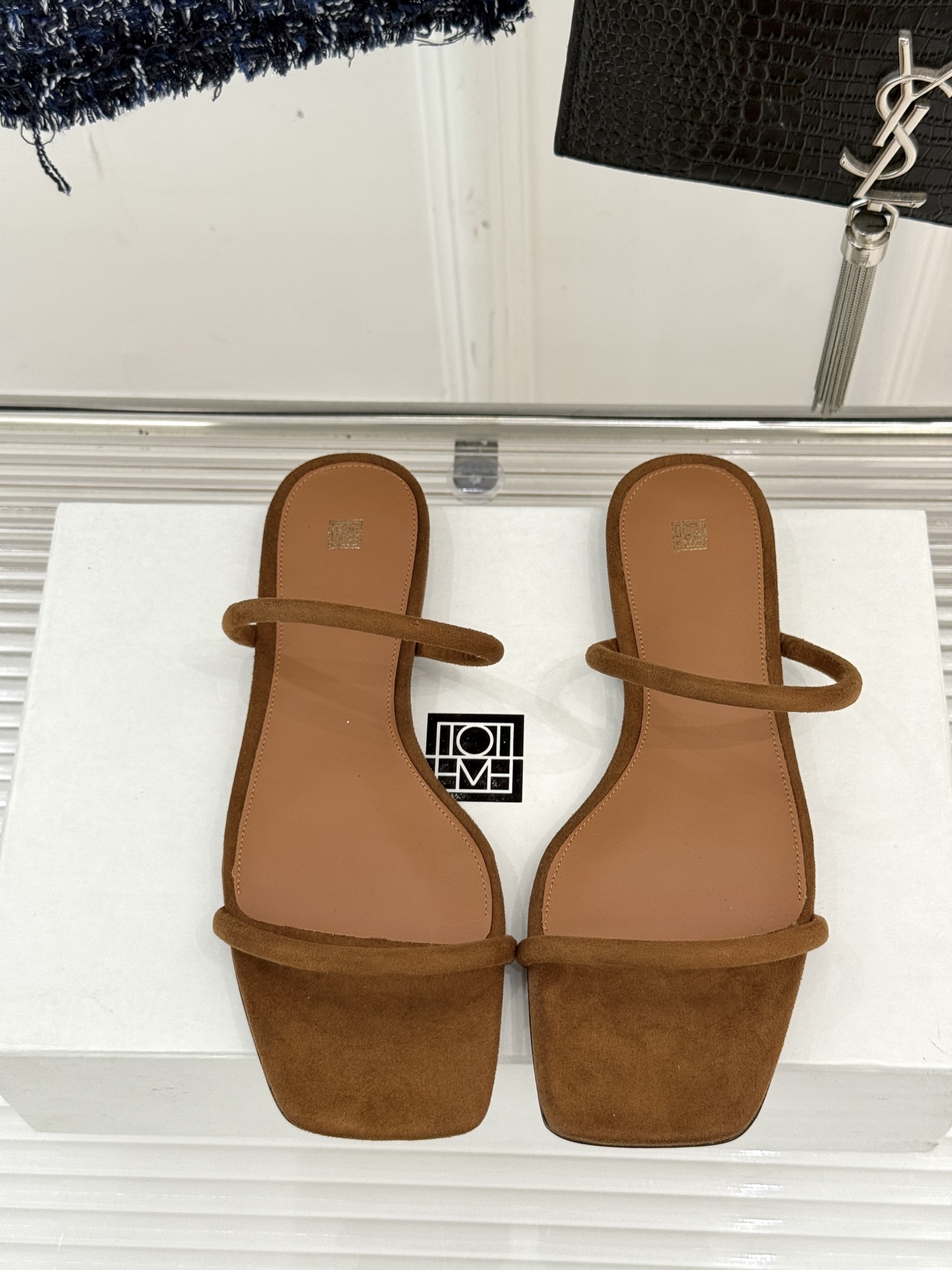 Toteme25WF春夏新品方跟一字带头猫拖鞋
这双拖鞋把清冷感与松弛感狠狠拿捏住了!
方头设计复古又