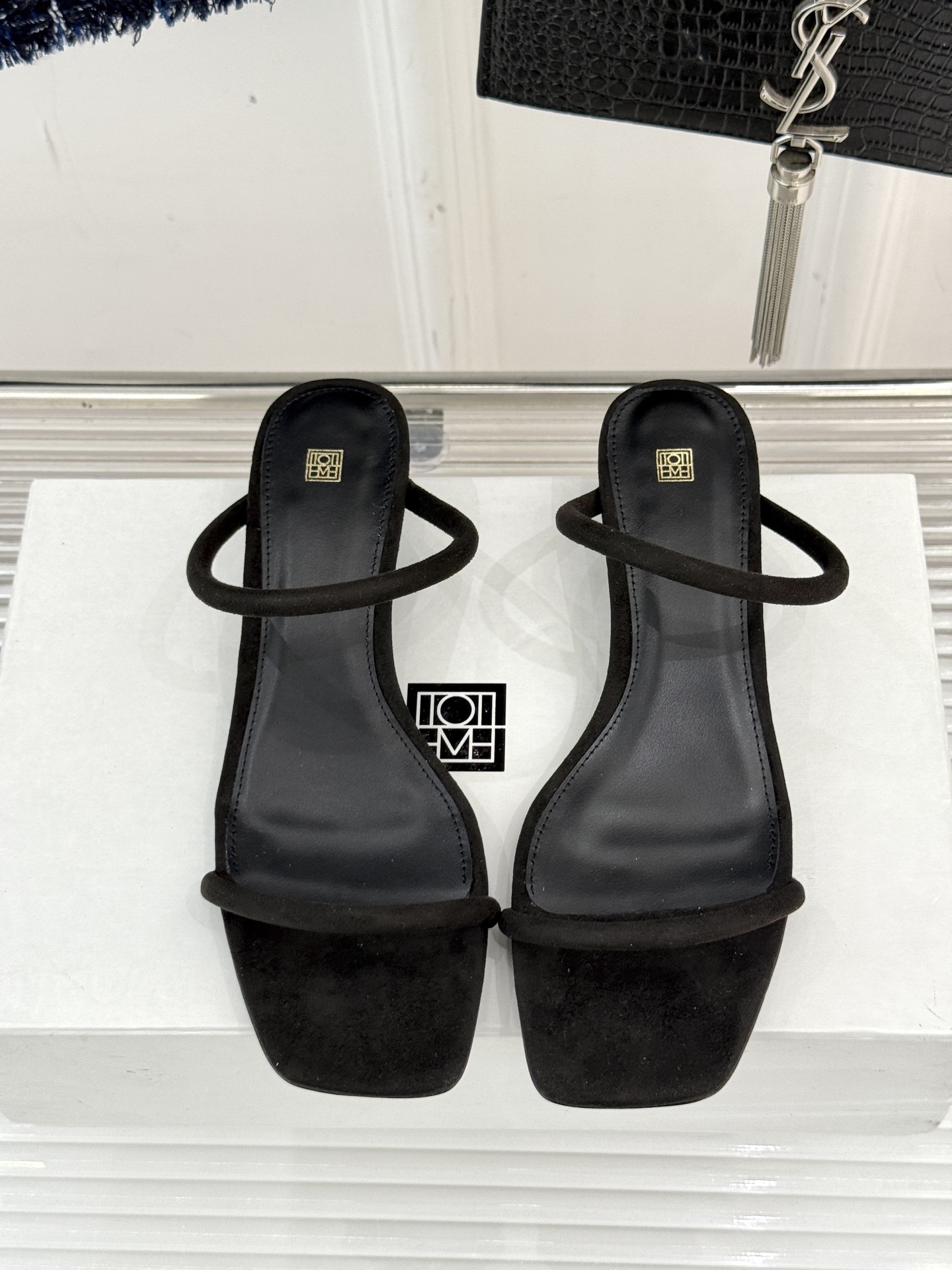 Toteme25WF春夏新品方跟一字带头猫拖鞋
这双拖鞋把清冷感与松弛感狠狠拿捏住了!
方头设计复古又