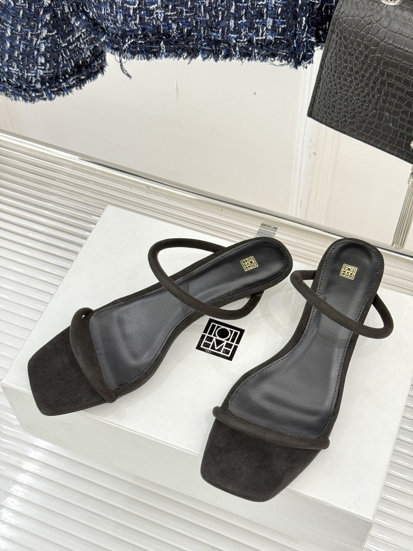 Toteme25WF春夏新品方跟一字带头猫拖鞋
这双拖鞋把清冷感与松弛感狠狠拿捏住了!
方头设计复古又