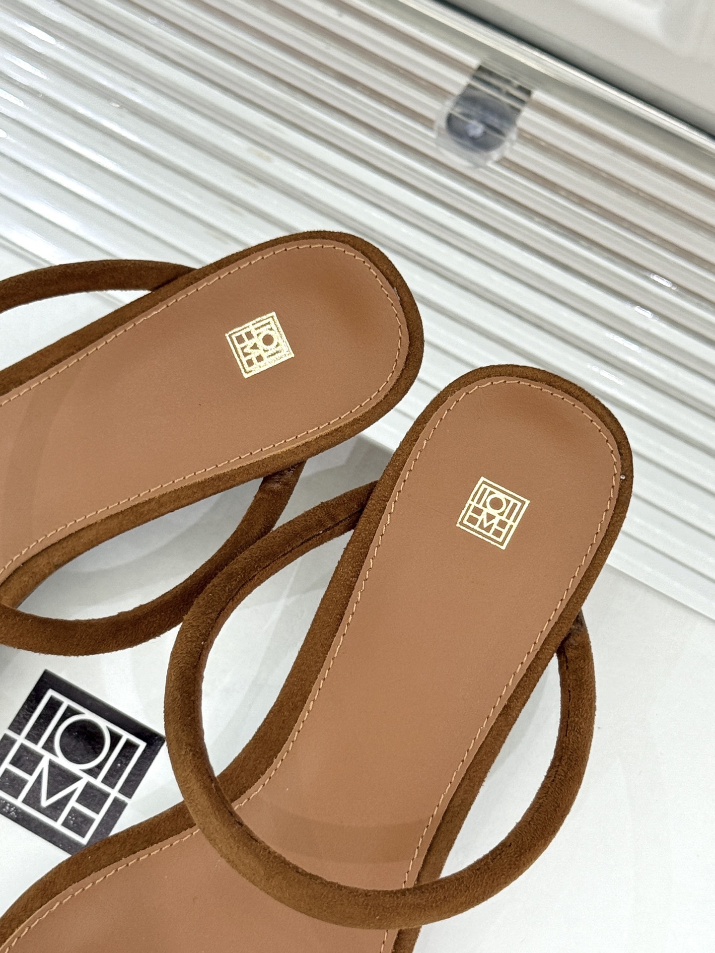 Toteme25WF春夏新品方跟一字带头猫拖鞋
这双拖鞋把清冷感与松弛感狠狠拿捏住了!
方头设计复古又