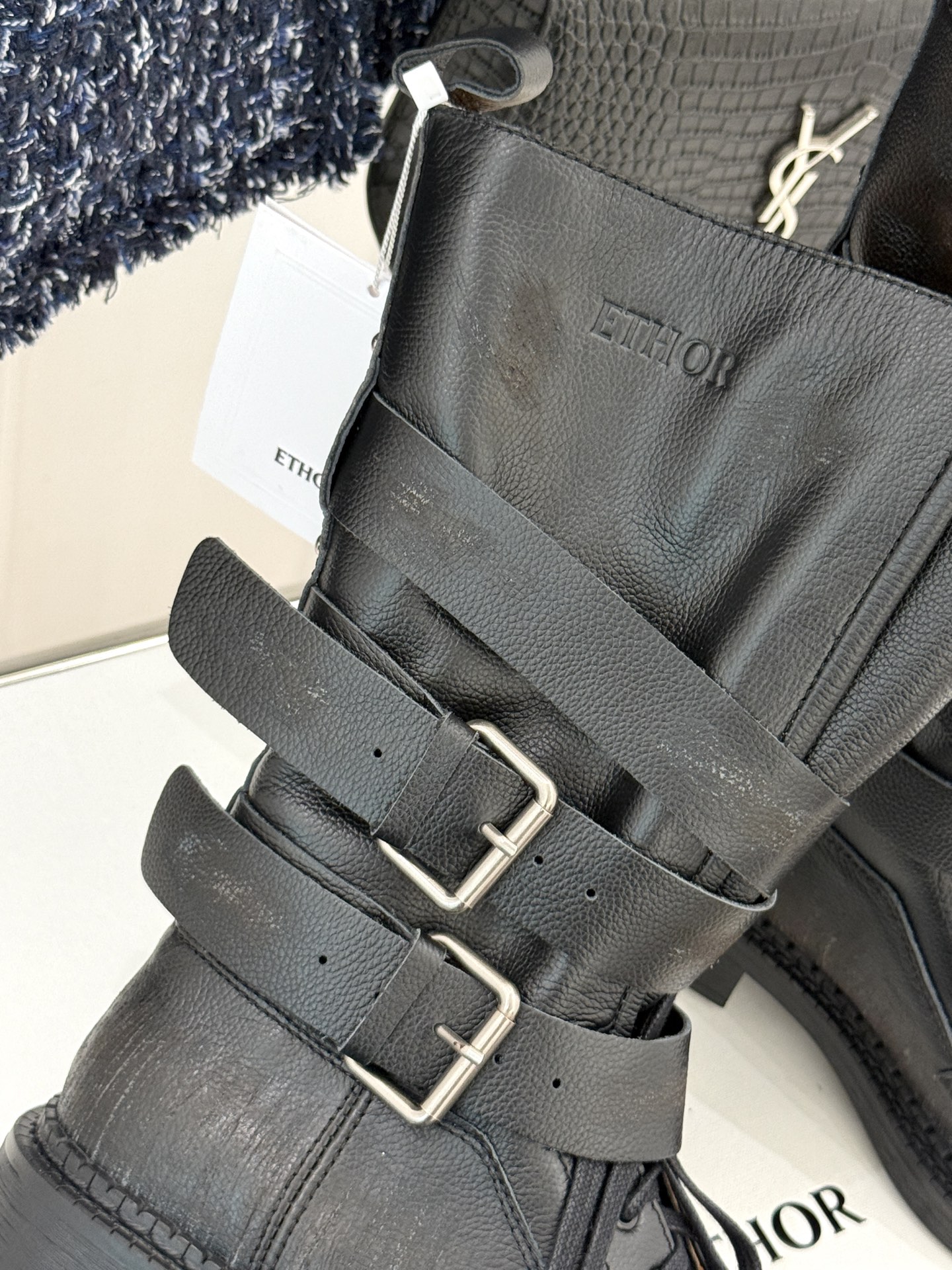 
ETHOR 25WF秋冬新品
复古双扣机车靴
今年秋冬被这双机车靴狠狠拿捏！
硬朗靴型自带酷飒气场
双