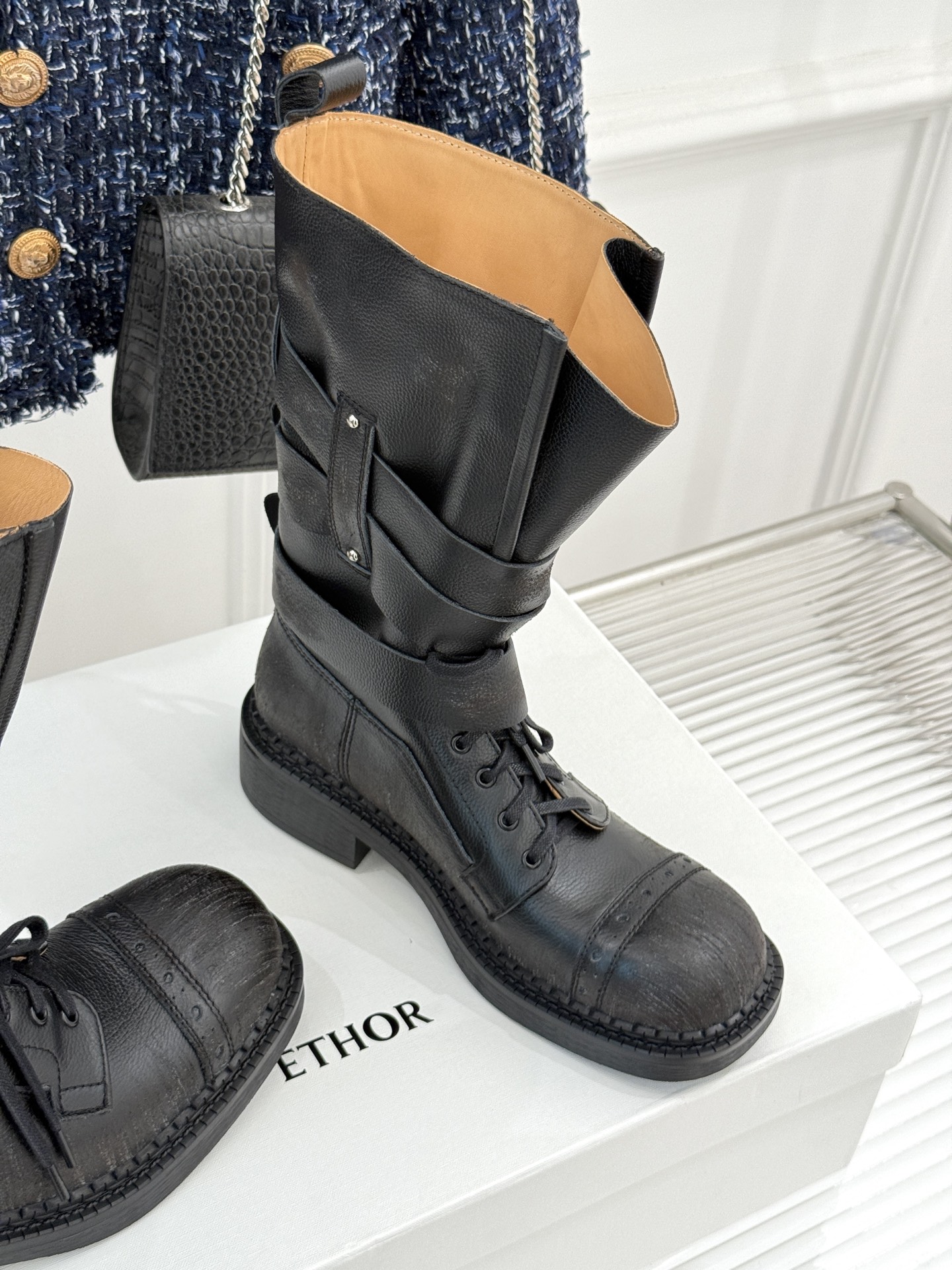
ETHOR 25WF秋冬新品
复古双扣机车靴
今年秋冬被这双机车靴狠狠拿捏！
硬朗靴型自带酷飒气场
双