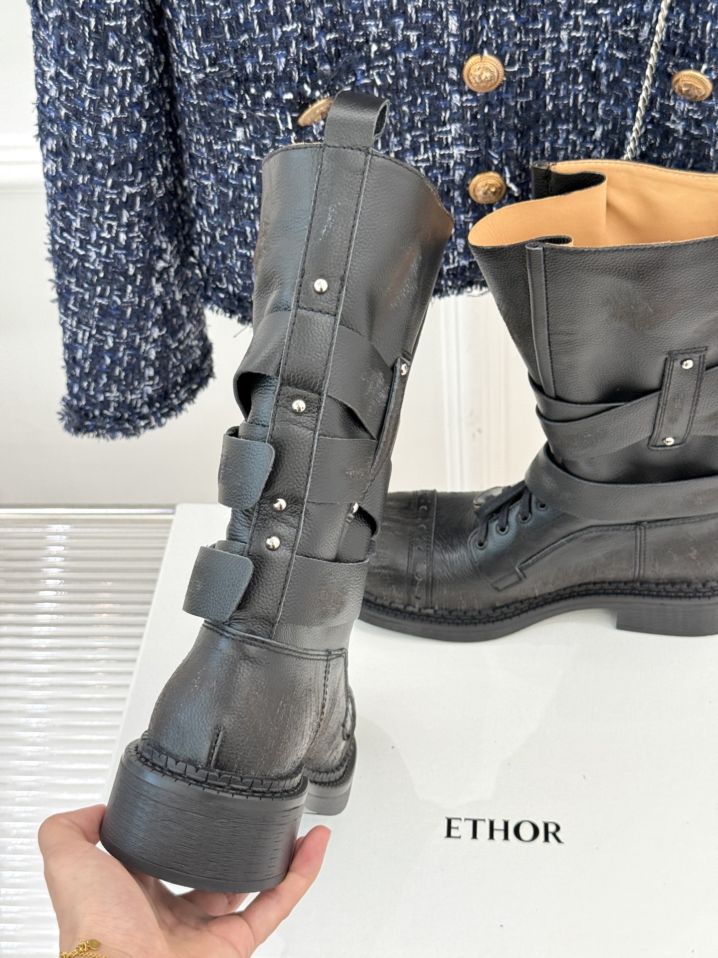 
ETHOR 25WF秋冬新品
复古双扣机车靴
今年秋冬被这双机车靴狠狠拿捏！
硬朗靴型自带酷飒气场
双