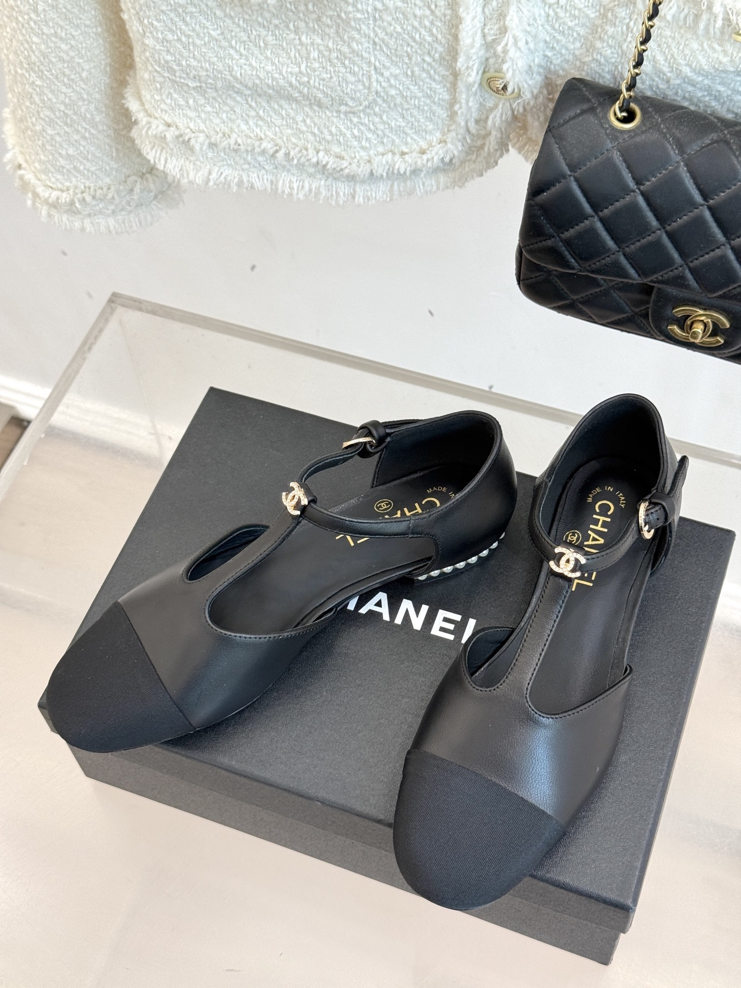 CHANE*|小香25A 夏季新品T字带
双c 拼色中空珍珠跟凉鞋
我宣布这双凉鞋就是今年的凉鞋天花板