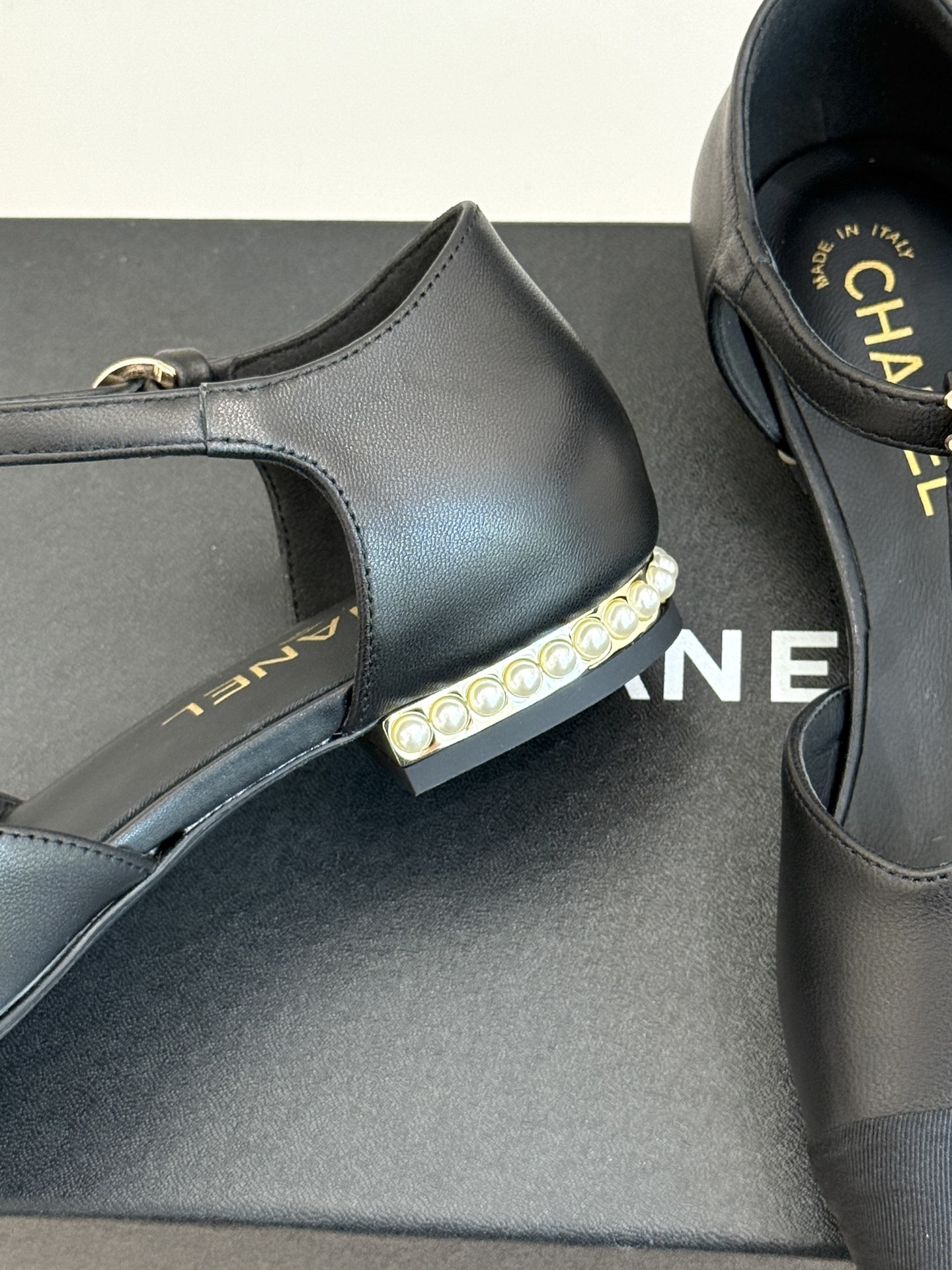 CHANE*|小香25A 夏季新品T字带
双c 拼色中空珍珠跟凉鞋
我宣布这双凉鞋就是今年的凉鞋天花板