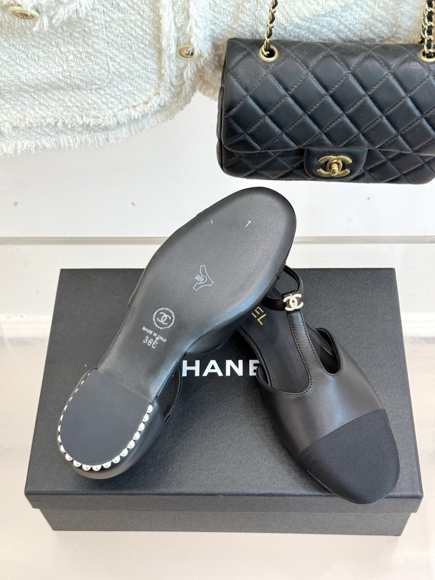 CHANE*|小香25A 夏季新品T字带
双c 拼色中空珍珠跟凉鞋
我宣布这双凉鞋就是今年的凉鞋天花板
