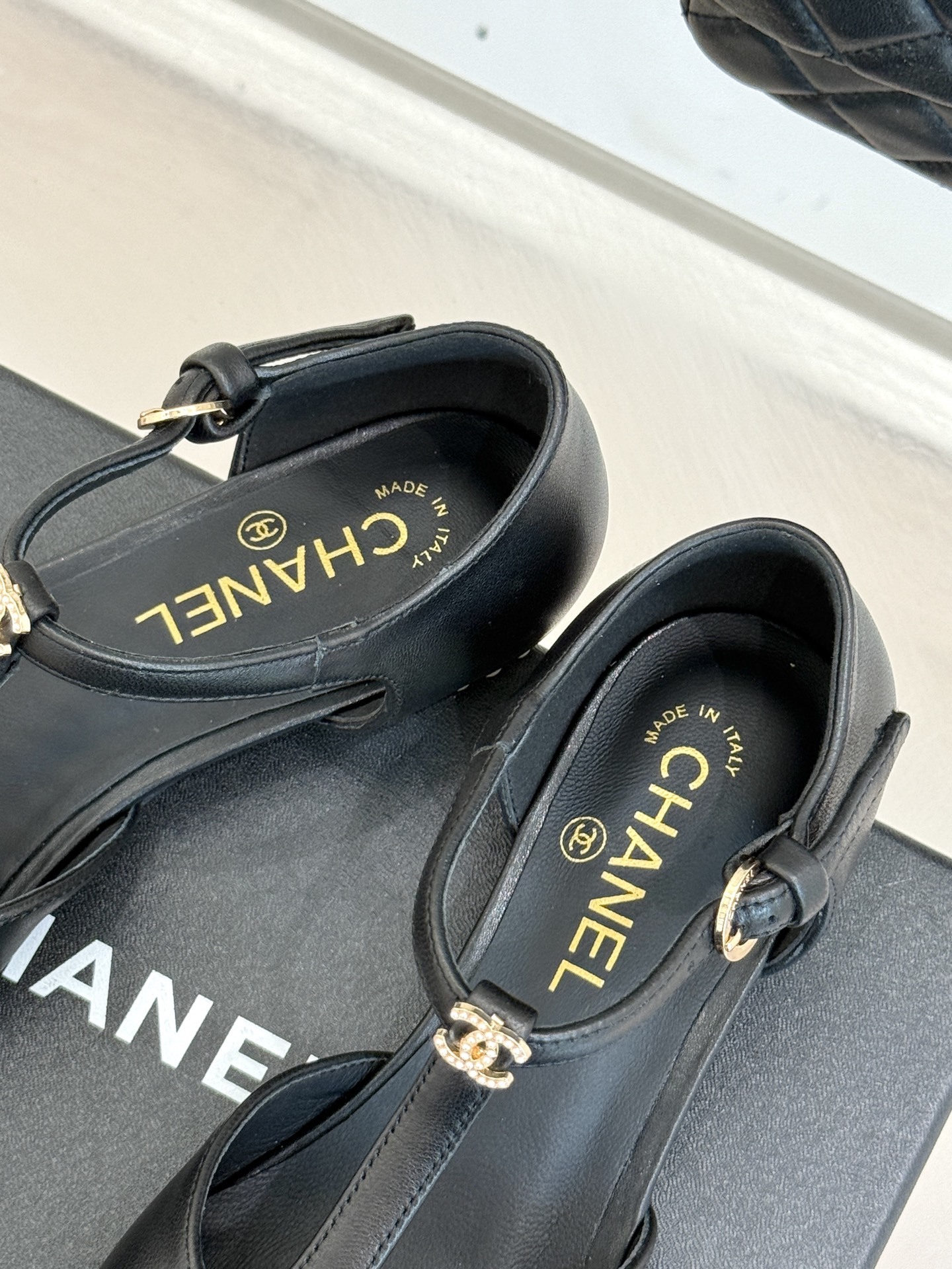 CHANE*|小香25A 夏季新品T字带
双c 拼色中空珍珠跟凉鞋
我宣布这双凉鞋就是今年的凉鞋天花板