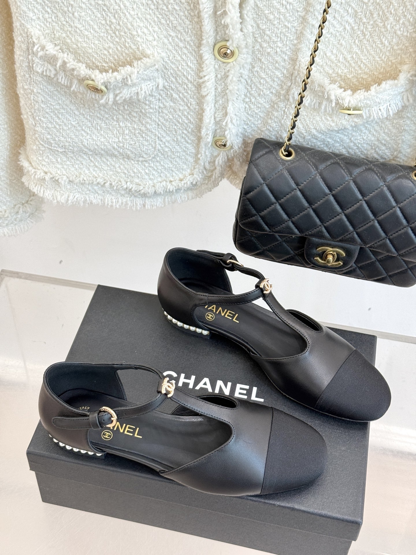 CHANE*|小香25A 夏季新品T字带
双c 拼色中空珍珠跟凉鞋
我宣布这双凉鞋就是今年的凉鞋天花板