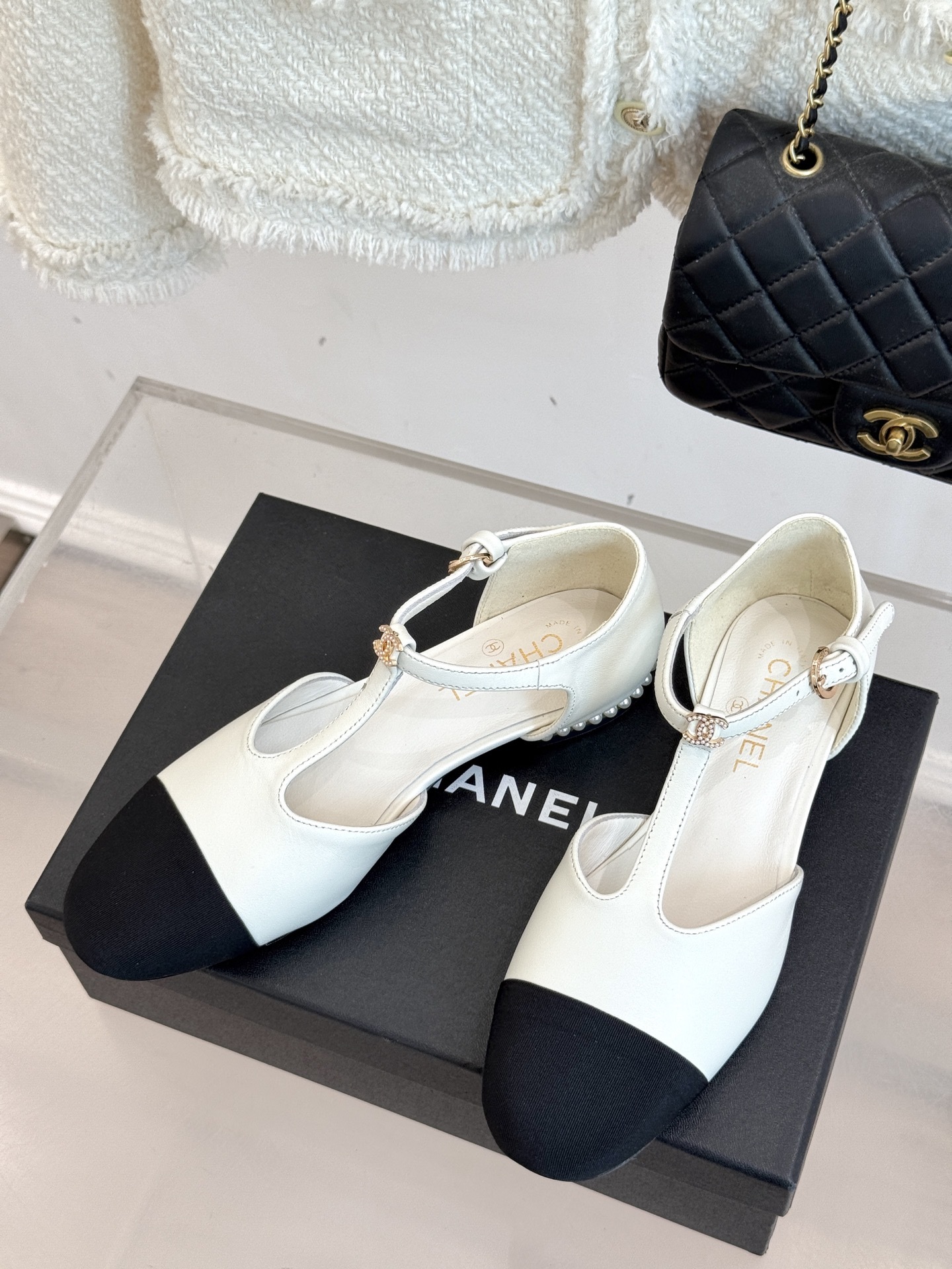 CHANE*|小香25A 夏季新品T字带
双c 拼色中空珍珠跟凉鞋
我宣布这双凉鞋就是今年的凉鞋天花板