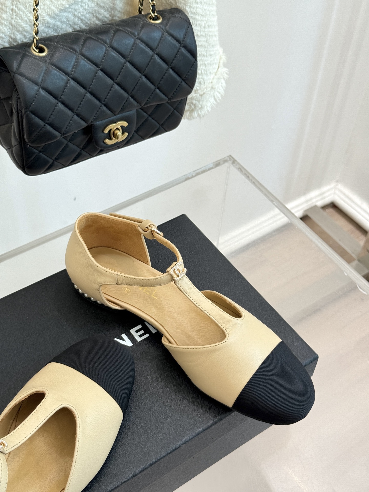 
CHANE*｜小香25A 夏季新品T字带
双c 拼色中空珍珠跟凉鞋
我宣布这双凉鞋就是今年的凉鞋天花板