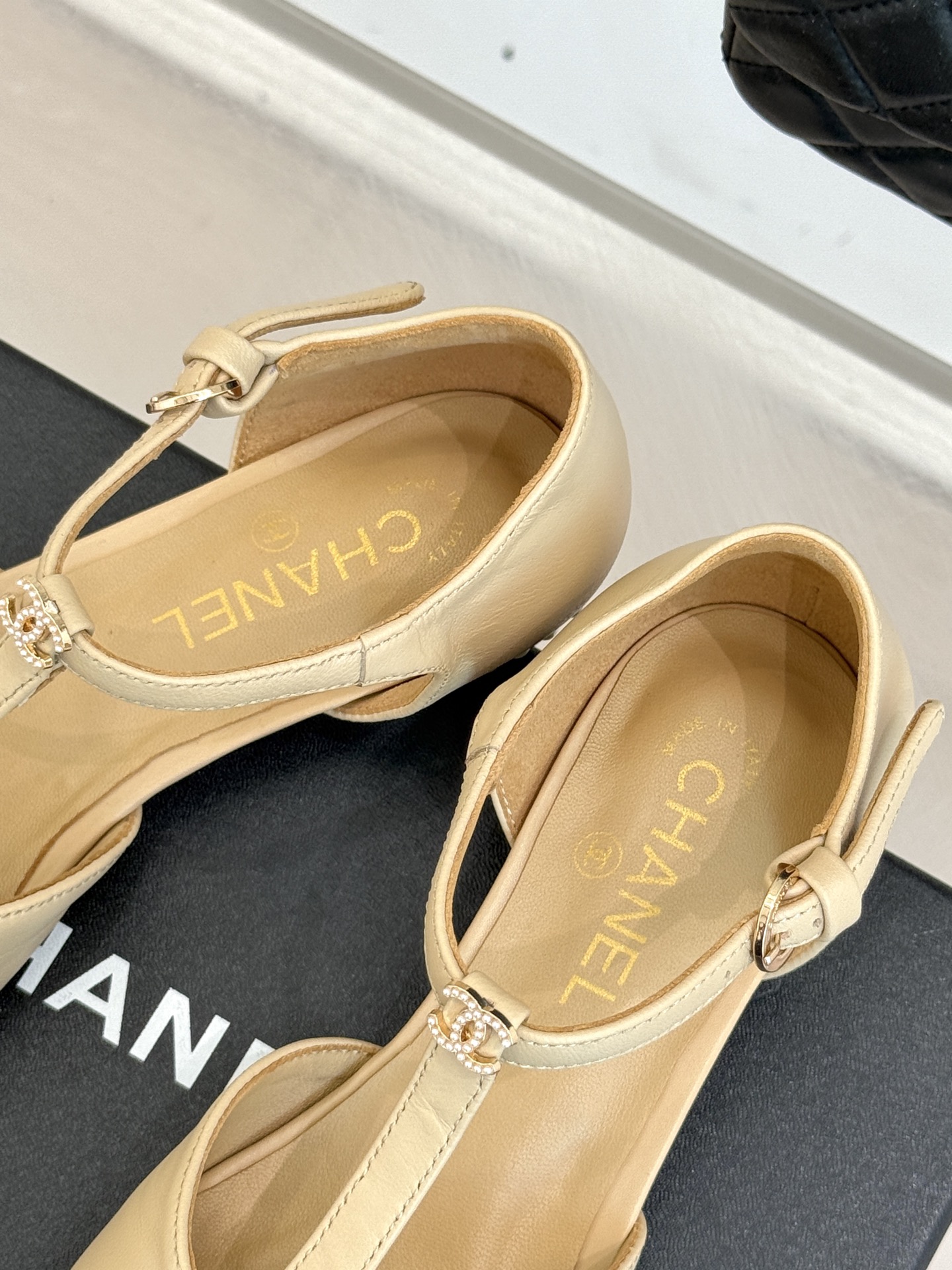 
CHANE*｜小香25A 夏季新品T字带
双c 拼色中空珍珠跟凉鞋
我宣布这双凉鞋就是今年的凉鞋天花板