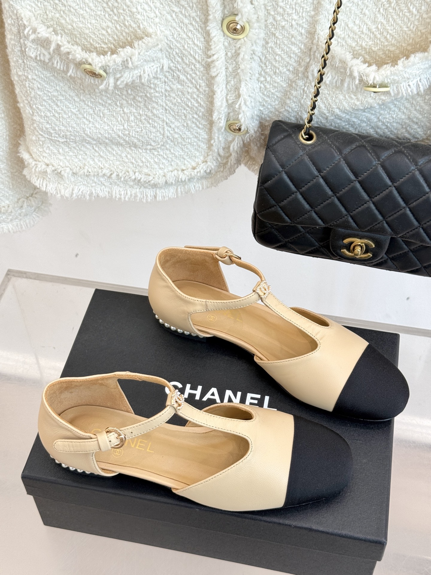 
CHANE*｜小香25A 夏季新品T字带
双c 拼色中空珍珠跟凉鞋
我宣布这双凉鞋就是今年的凉鞋天花板