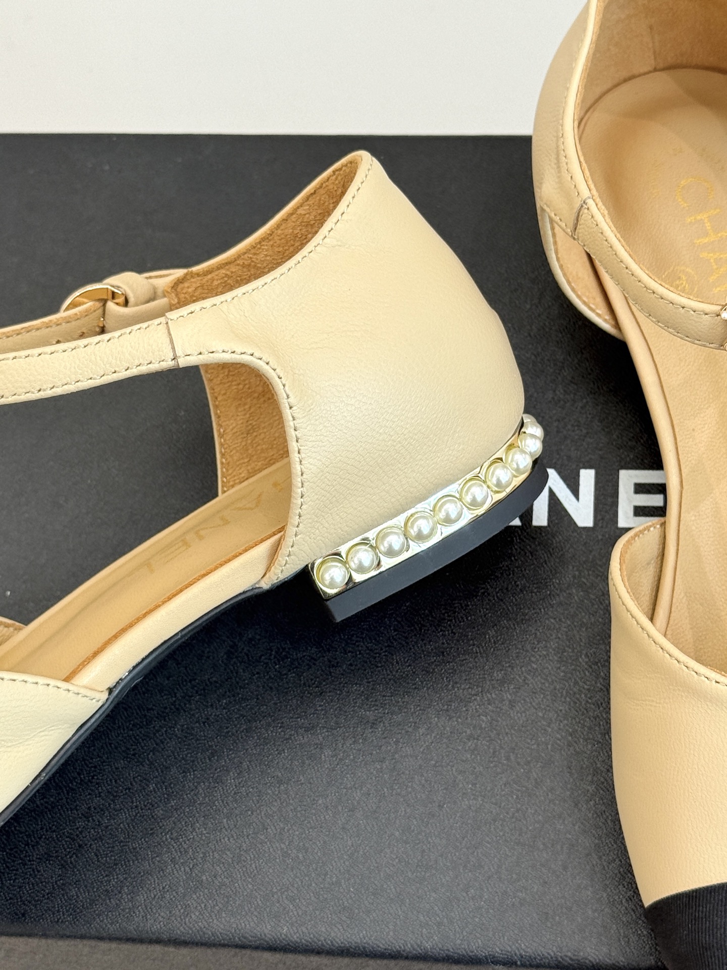 
CHANE*｜小香25A 夏季新品T字带
双c 拼色中空珍珠跟凉鞋
我宣布这双凉鞋就是今年的凉鞋天花板