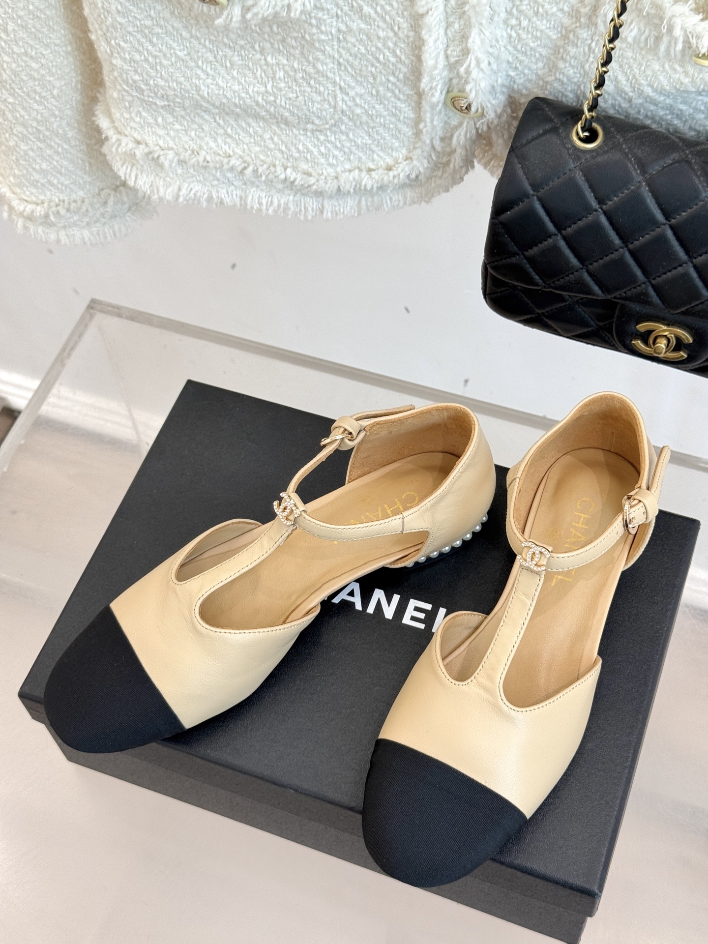 
CHANE*｜小香25A 夏季新品T字带
双c 拼色中空珍珠跟凉鞋
我宣布这双凉鞋就是今年的凉鞋天花板