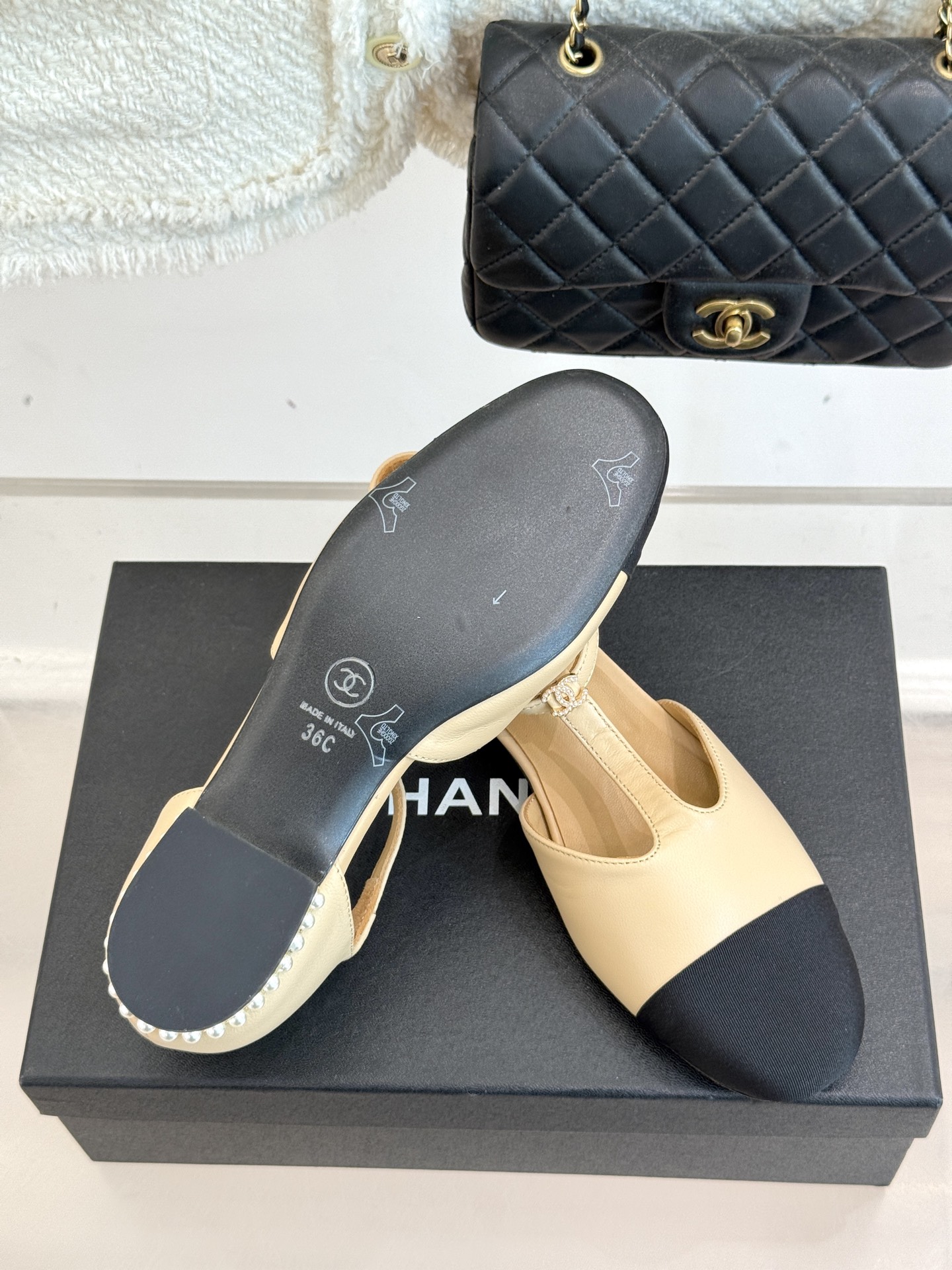 
CHANE*｜小香25A 夏季新品T字带
双c 拼色中空珍珠跟凉鞋
我宣布这双凉鞋就是今年的凉鞋天花板