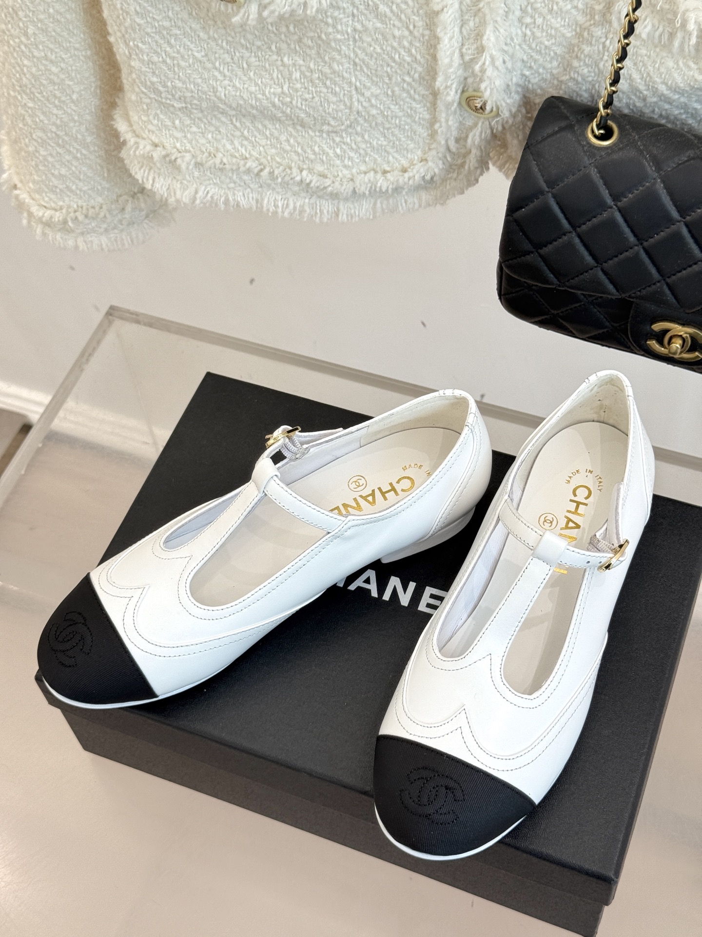 
CHANE*｜小香25A 新品T字带双c 玛丽珍鞋
经典黑白拼色  是永不过时的时尚密码
T字带设计鬼