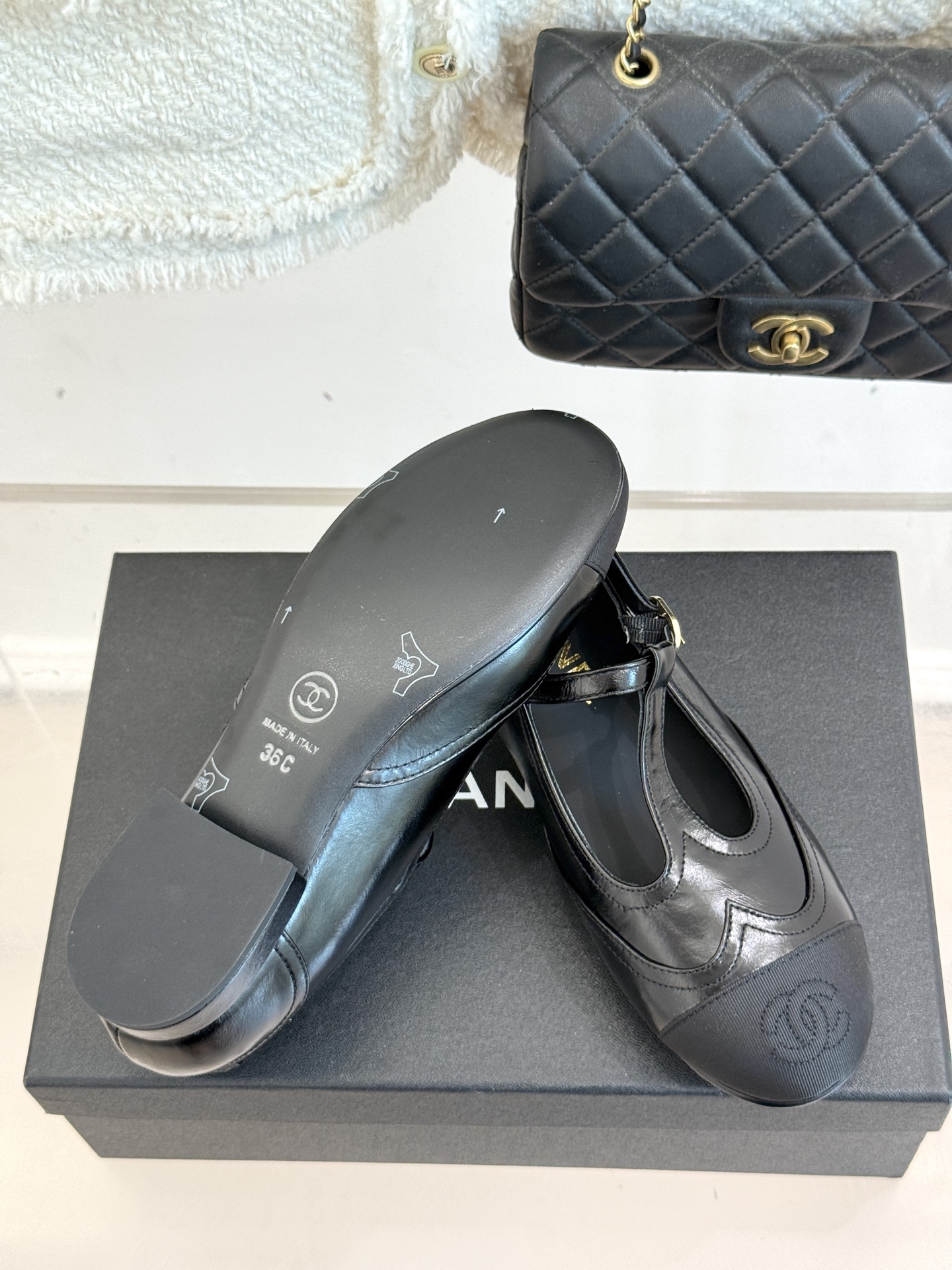 
CHANE*｜小香25A 新品T字带双c 玛丽珍鞋
经典黑白拼色  是永不过时的时尚密码
T字带设计鬼