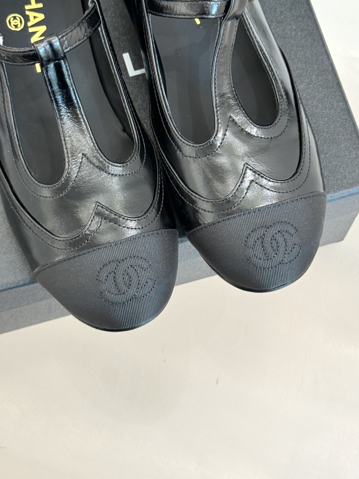 
CHANE*｜小香25A 新品T字带双c 玛丽珍鞋
经典黑白拼色  是永不过时的时尚密码
T字带设计鬼