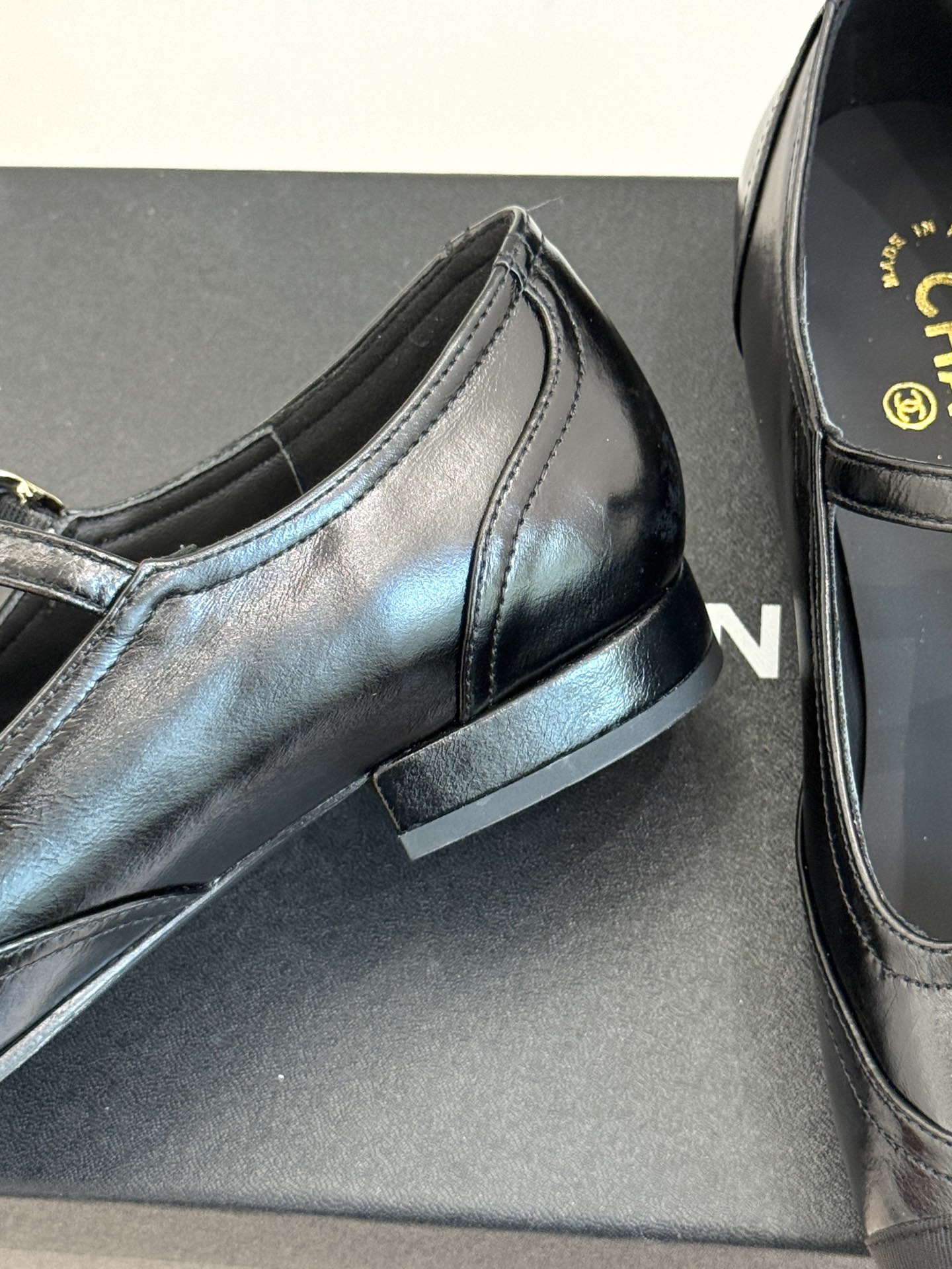 
CHANE*｜小香25A 新品T字带双c 玛丽珍鞋
经典黑白拼色  是永不过时的时尚密码
T字带设计鬼