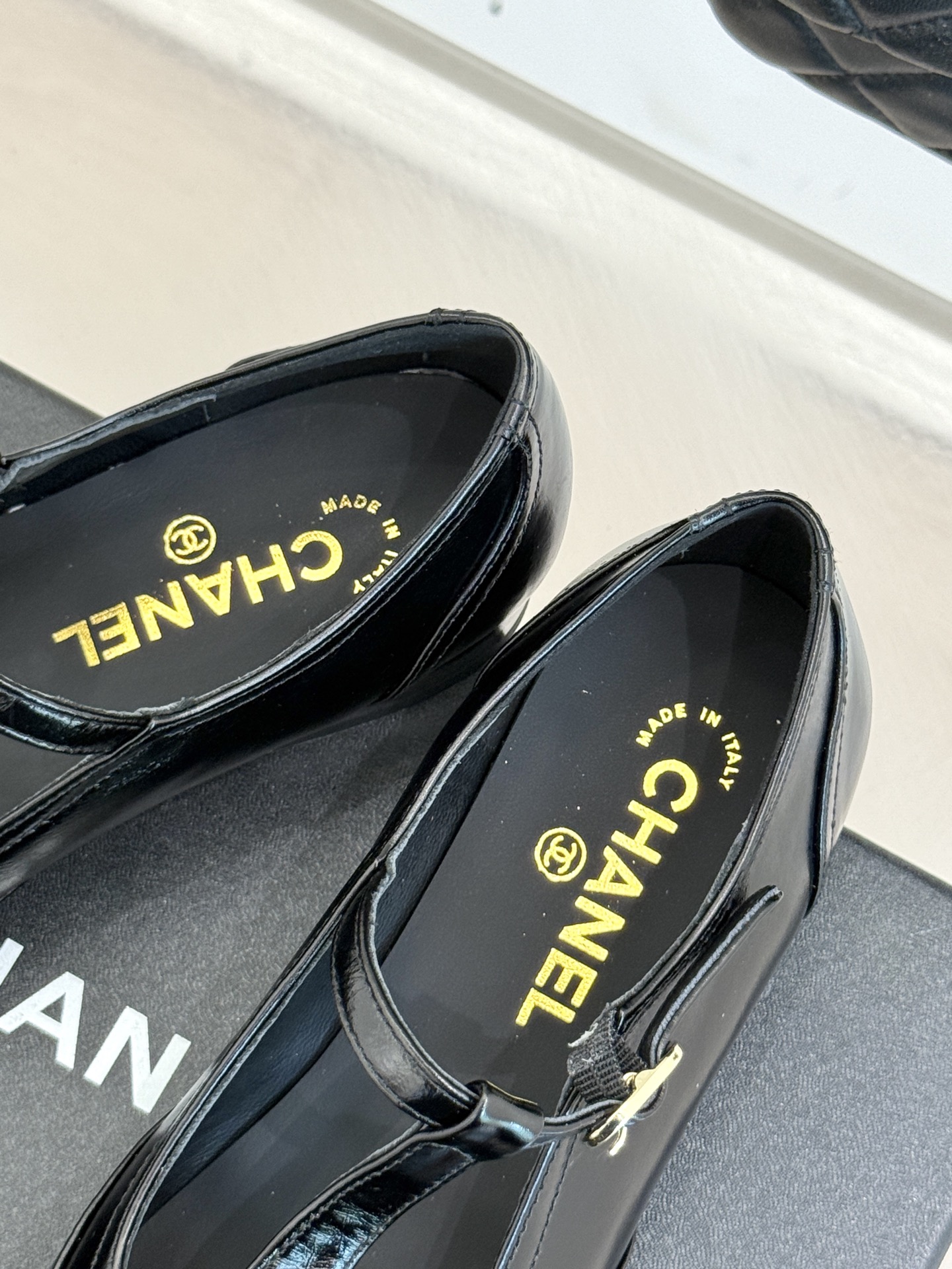 
CHANE*｜小香25A 新品T字带双c 玛丽珍鞋
经典黑白拼色  是永不过时的时尚密码
T字带设计鬼