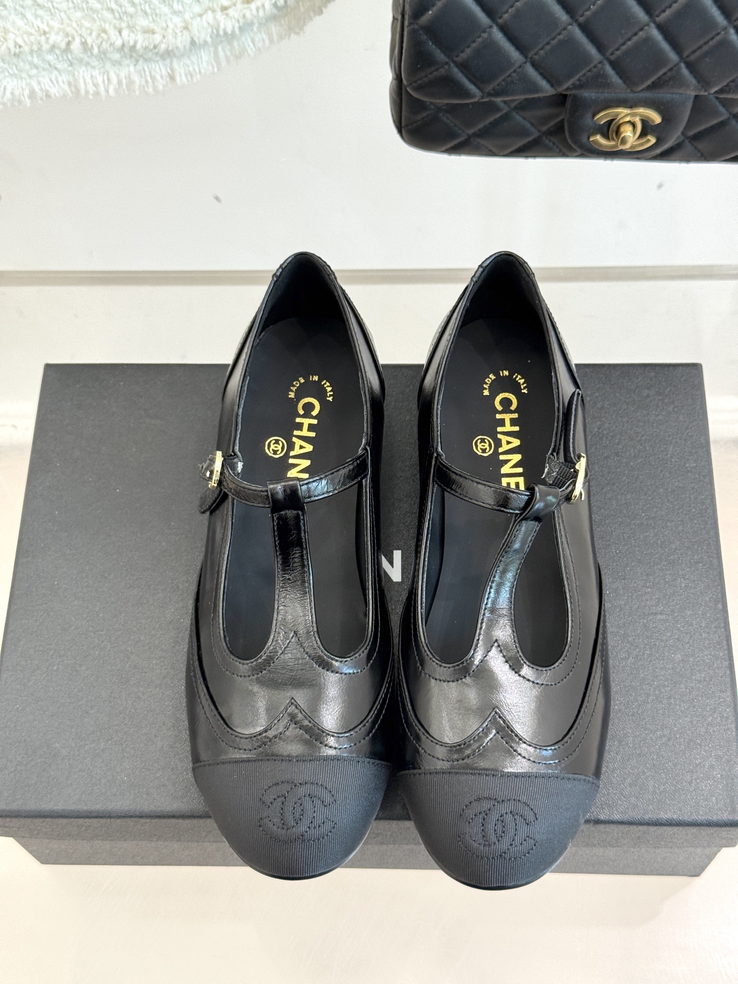 
CHANE*｜小香25A 新品T字带双c 玛丽珍鞋
经典黑白拼色  是永不过时的时尚密码
T字带设计鬼
