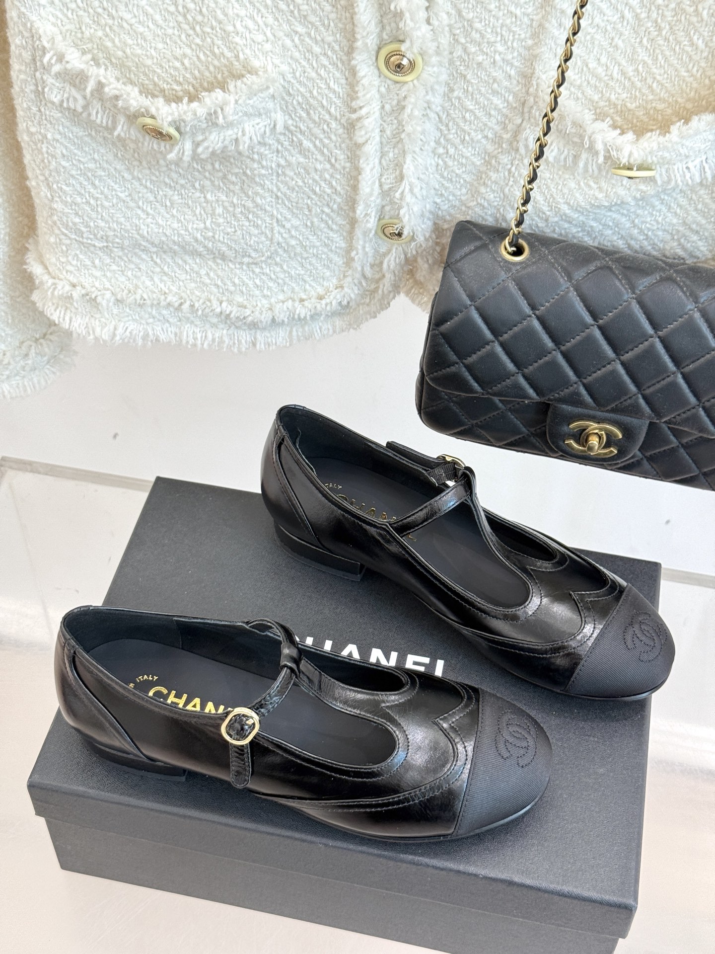 
CHANE*｜小香25A 新品T字带双c 玛丽珍鞋
经典黑白拼色  是永不过时的时尚密码
T字带设计鬼