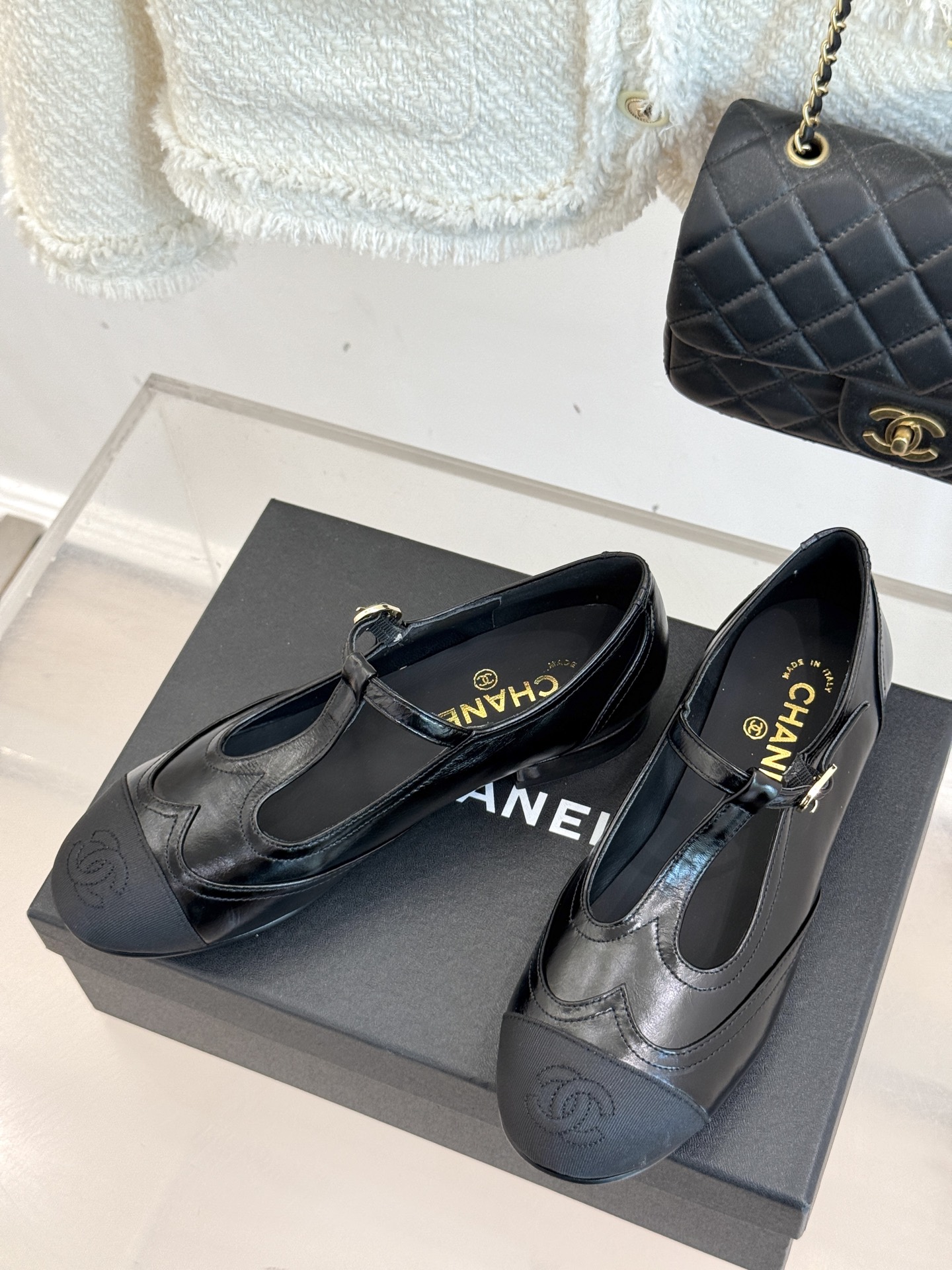 
CHANE*｜小香25A 新品T字带双c 玛丽珍鞋
经典黑白拼色  是永不过时的时尚密码
T字带设计鬼