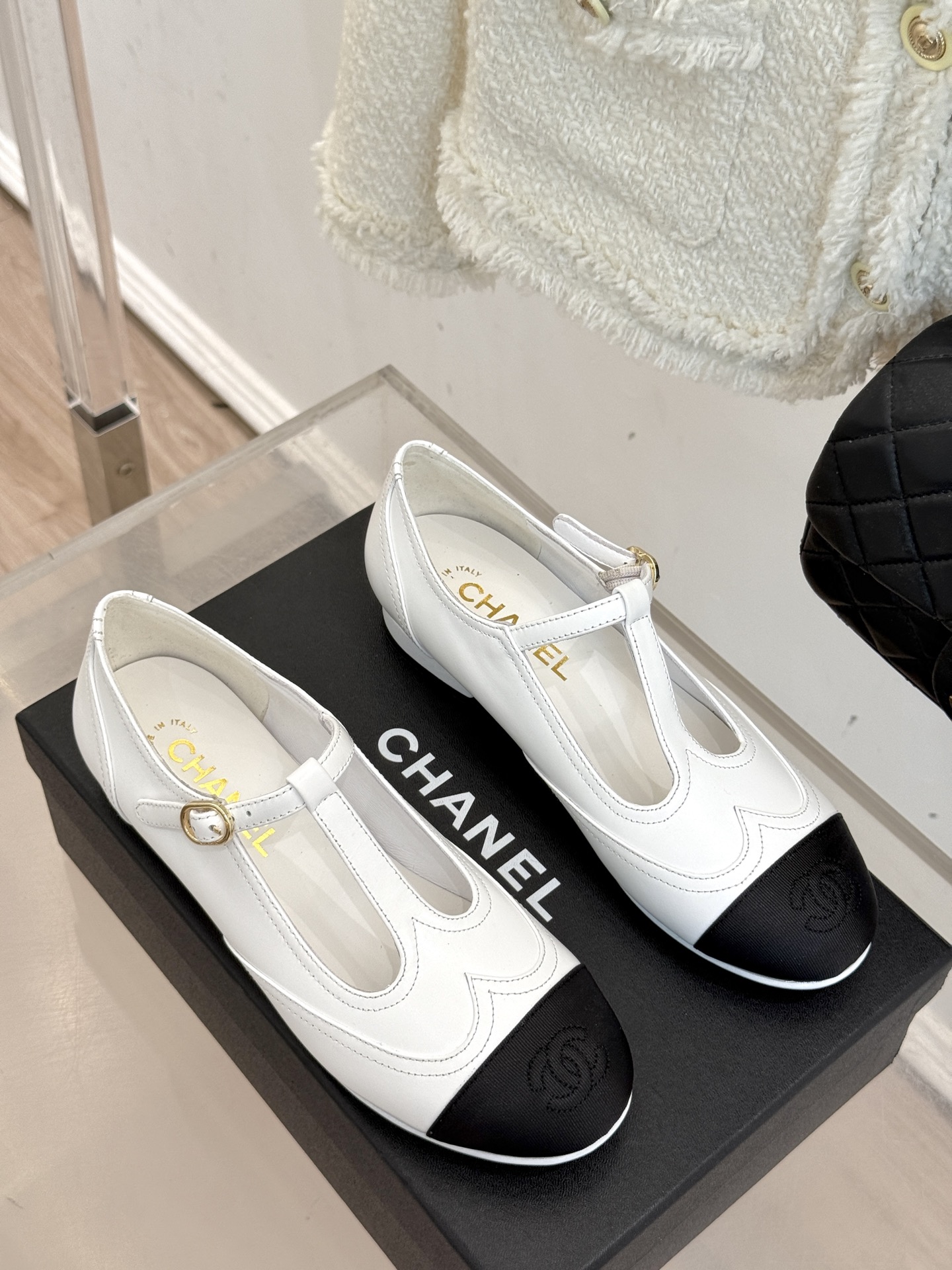
CHANE*｜小香25A 新品T字带双c 玛丽珍鞋
经典黑白拼色  是永不过时的时尚密码
T字带设计鬼
