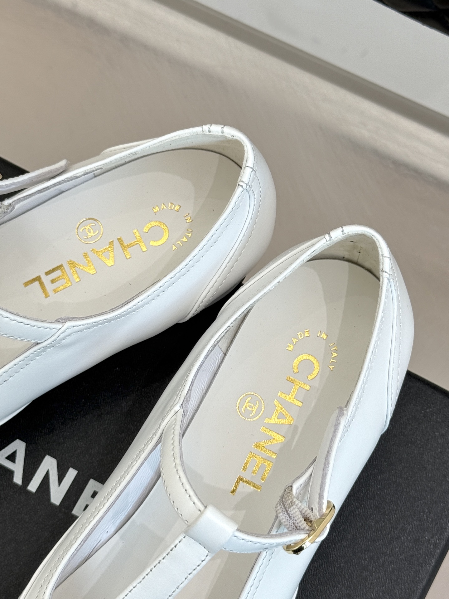 
CHANE*｜小香25A 新品T字带双c 玛丽珍鞋
经典黑白拼色  是永不过时的时尚密码
T字带设计鬼