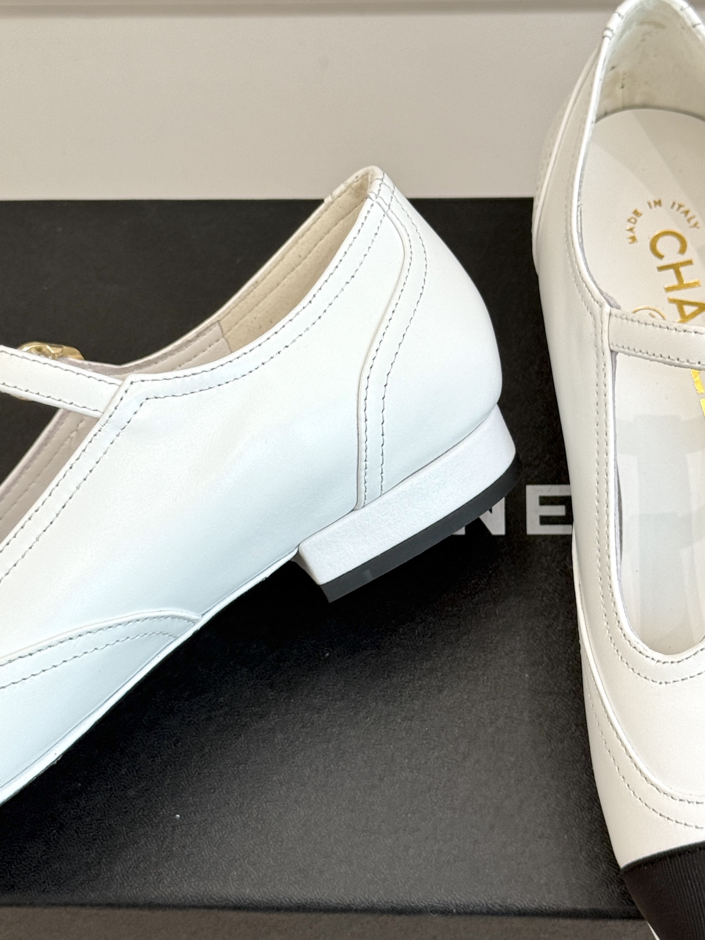 
CHANE*｜小香25A 新品T字带双c 玛丽珍鞋
经典黑白拼色  是永不过时的时尚密码
T字带设计鬼