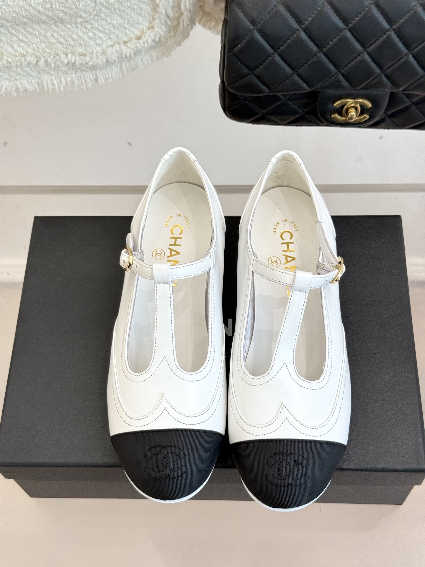 
CHANE*｜小香25A 新品T字带双c 玛丽珍鞋
经典黑白拼色  是永不过时的时尚密码
T字带设计鬼